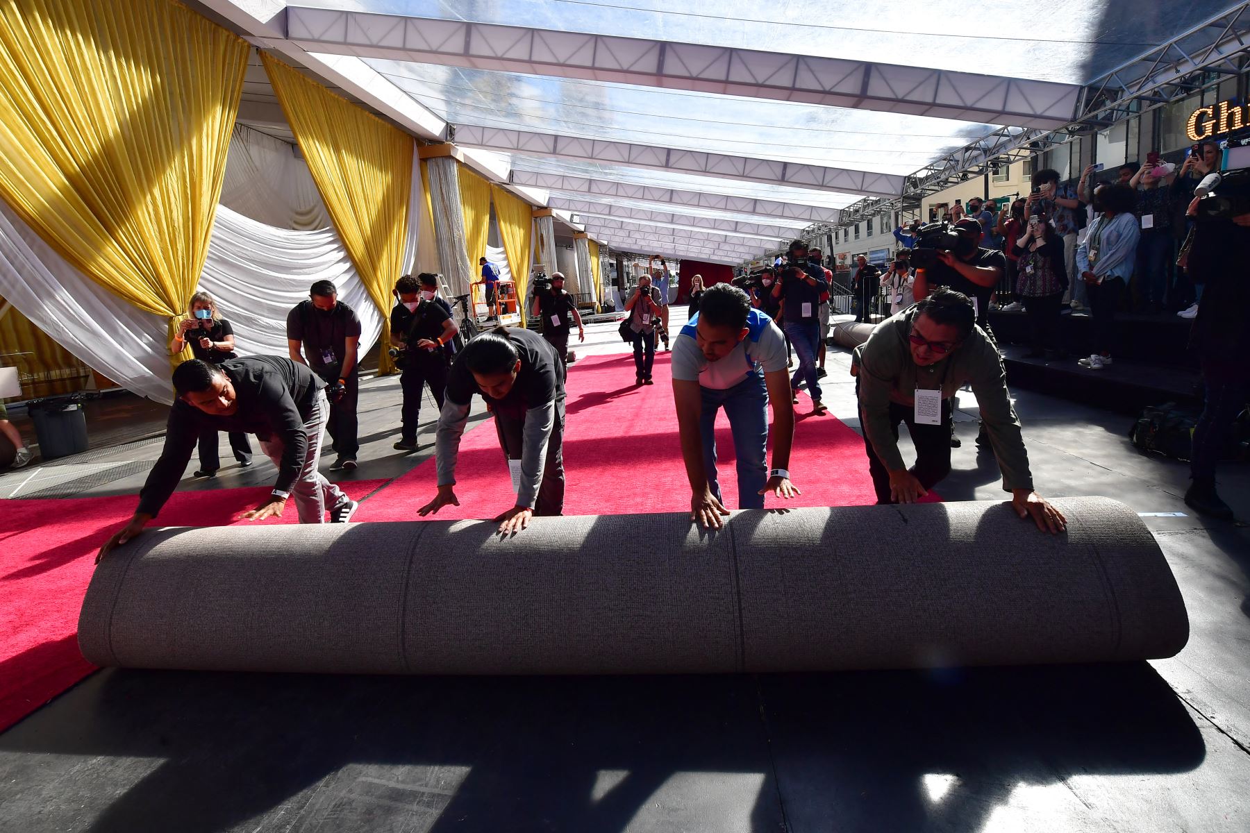 Trabajadores fueron registrados este miércoles al desplegar la alfombra roja de la ceremonia 94 de los Premios Óscar, frente al teatro Dolby, en Hollywood. Foto: AFP