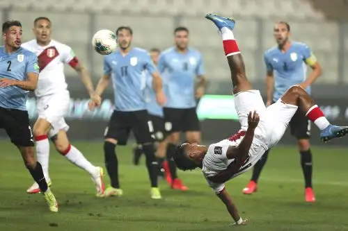 Fotografía de archivo del gol de chalaca de Renato Tapia frente a uruguay en el último partido por las Eliminatorias entre ambas escuadras, jugado en Lima. Foto: AFP