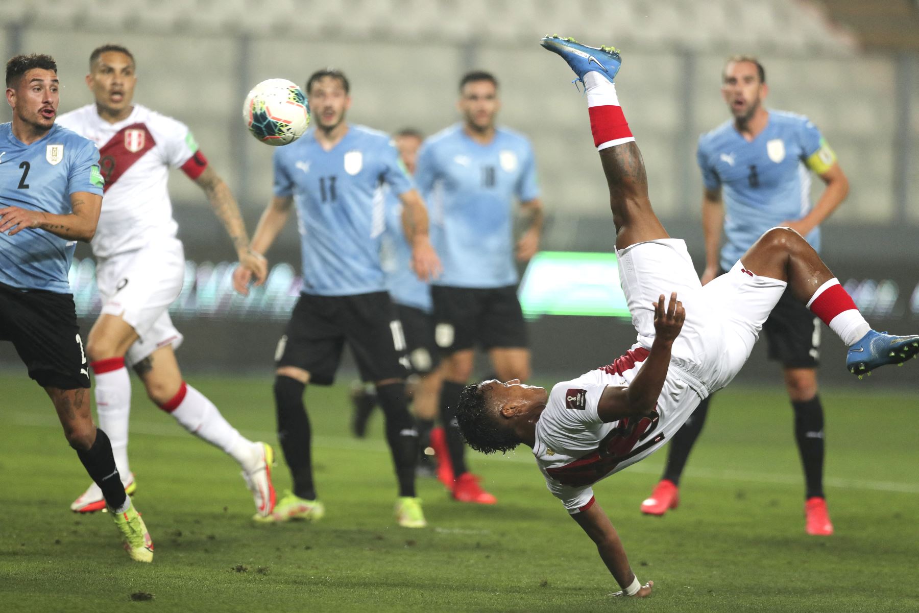 Foto de archivo del golazo de Tapia en Lima frente a Uruguay. Foto: AFP