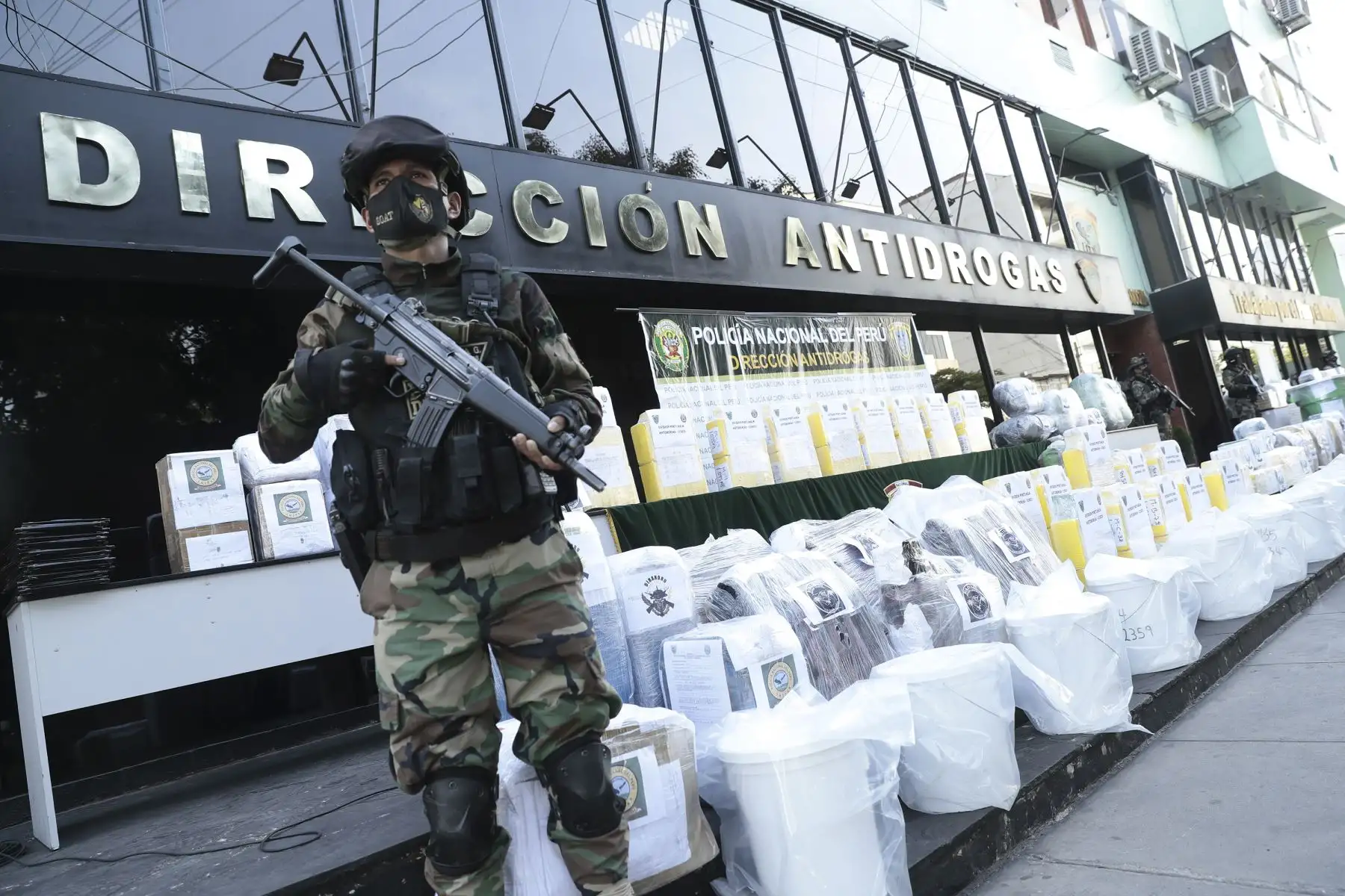 El presidente Pedro Castillo, junto con los titulares del Mininter, Mindef y  Midis, lidera la presentación de tres toneladas de droga incautada en diversos operativos realizados por la PNP en el ámbito nacional. Foto: ANDINA/Prensa Presidencia