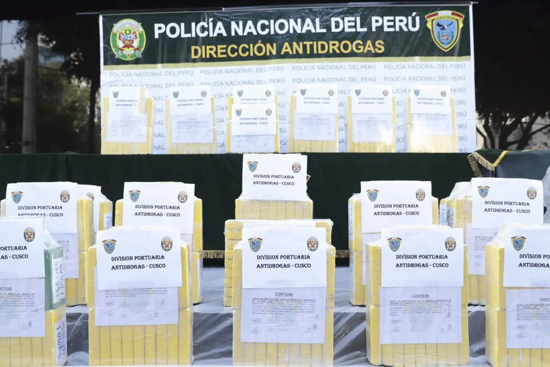 El presidente Pedro Castillo, junto con los titulares del Mininter, Mindef y  Midis, lidera la presentación de tres toneladas de droga incautada en diversos operativos realizados por la PNP en el ámbito nacional. Foto: ANDINA/Prensa Presidencia