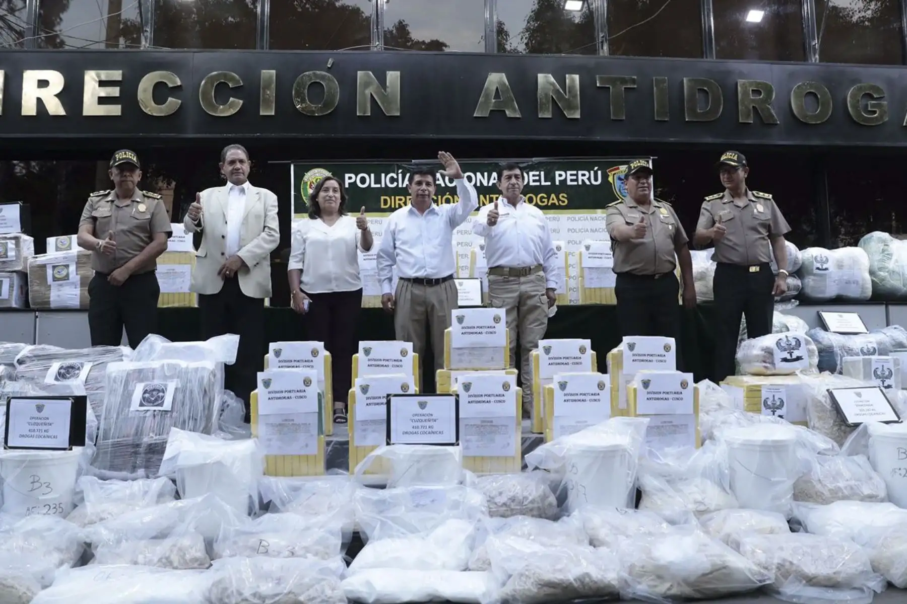 El presidente Pedro Castillo, junto con los titulares del Mininter, Mindef y  Midis, lidera la presentación de tres toneladas de droga incautada en diversos operativos realizados por la PNP en el ámbito nacional. Foto: ANDINA/Prensa Presidencia