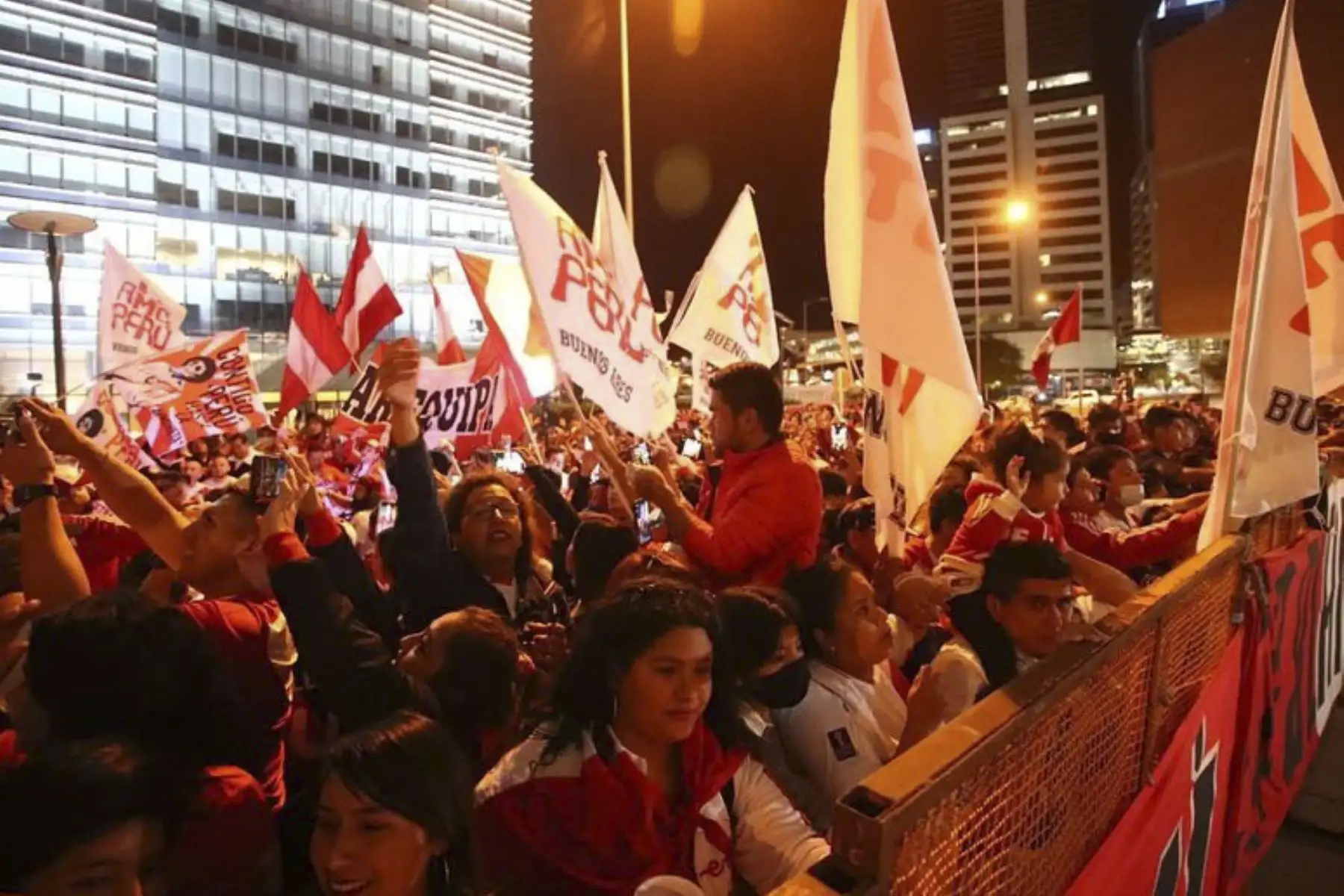 Hinchas peruanos en Montevideo realizan tradicional banderazo en los exteriores del hotel de concentración de la selección peruana. Este jueves Perú enfrentará a Uruguay en el estadio Centenario, por la penúltima fecha de las eliminatorias a Catar 2022. Foto: FPF