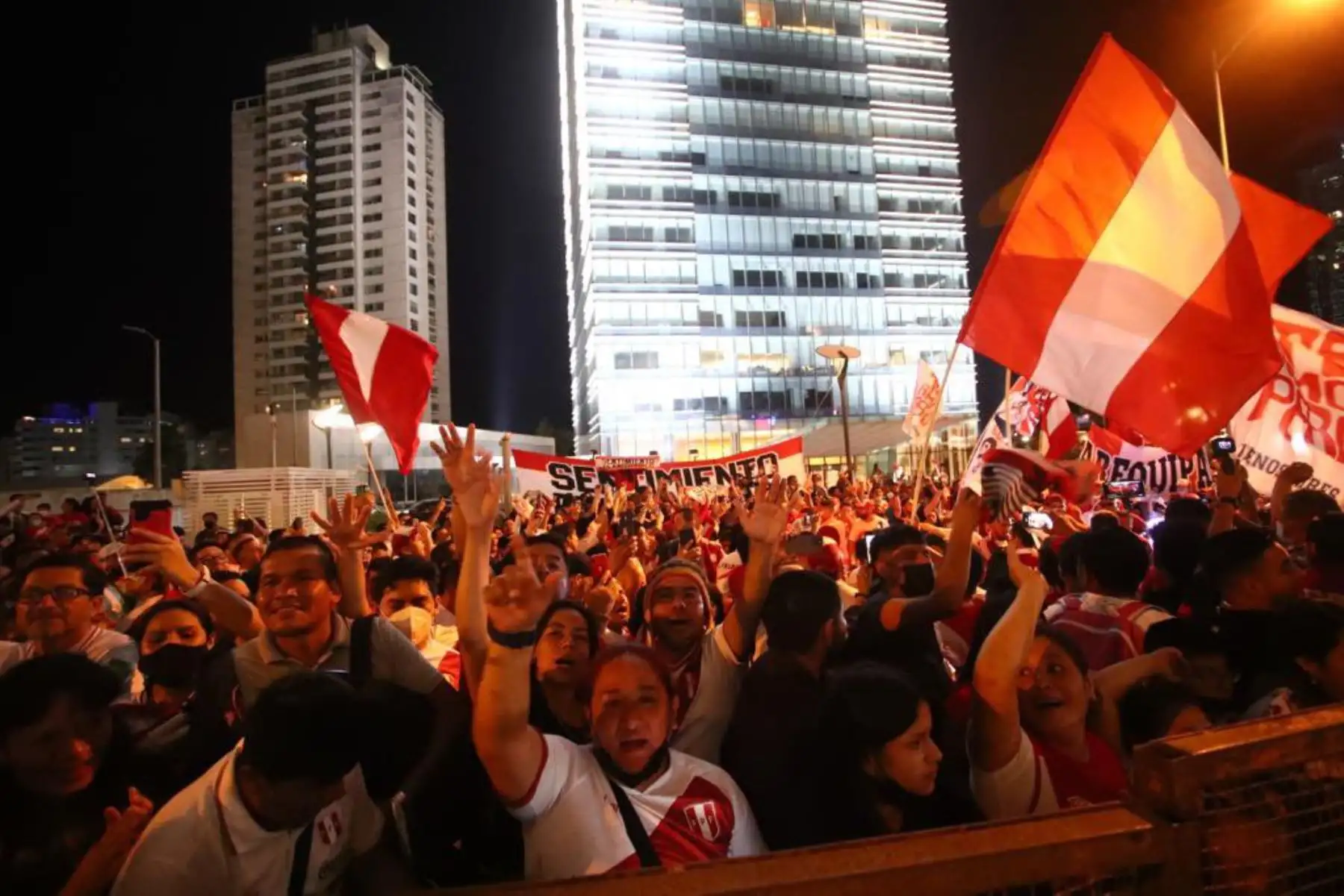 Hinchas peruanos en Montevideo realizan tradicional banderazo en los exteriores del hotel de concentración de la selección peruana. Este jueves Perú enfrentará a Uruguay en el estadio Centenario, por la penúltima fecha de las eliminatorias a Catar 2022. Foto: FPF
