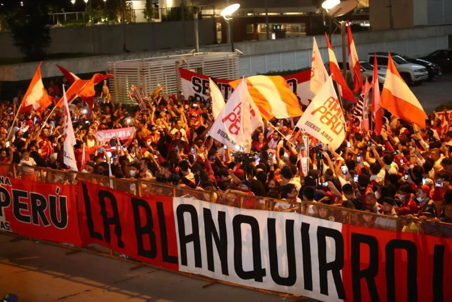 Hinchas peruanos en Montevideo realizan tradicional banderazo en los exteriores del hotel de concentración de la selección peruana. Este jueves Perú enfrentará a Uruguay en el estadio Centenario, por la penúltima fecha de las eliminatorias a Catar 2022. Foto: FPF