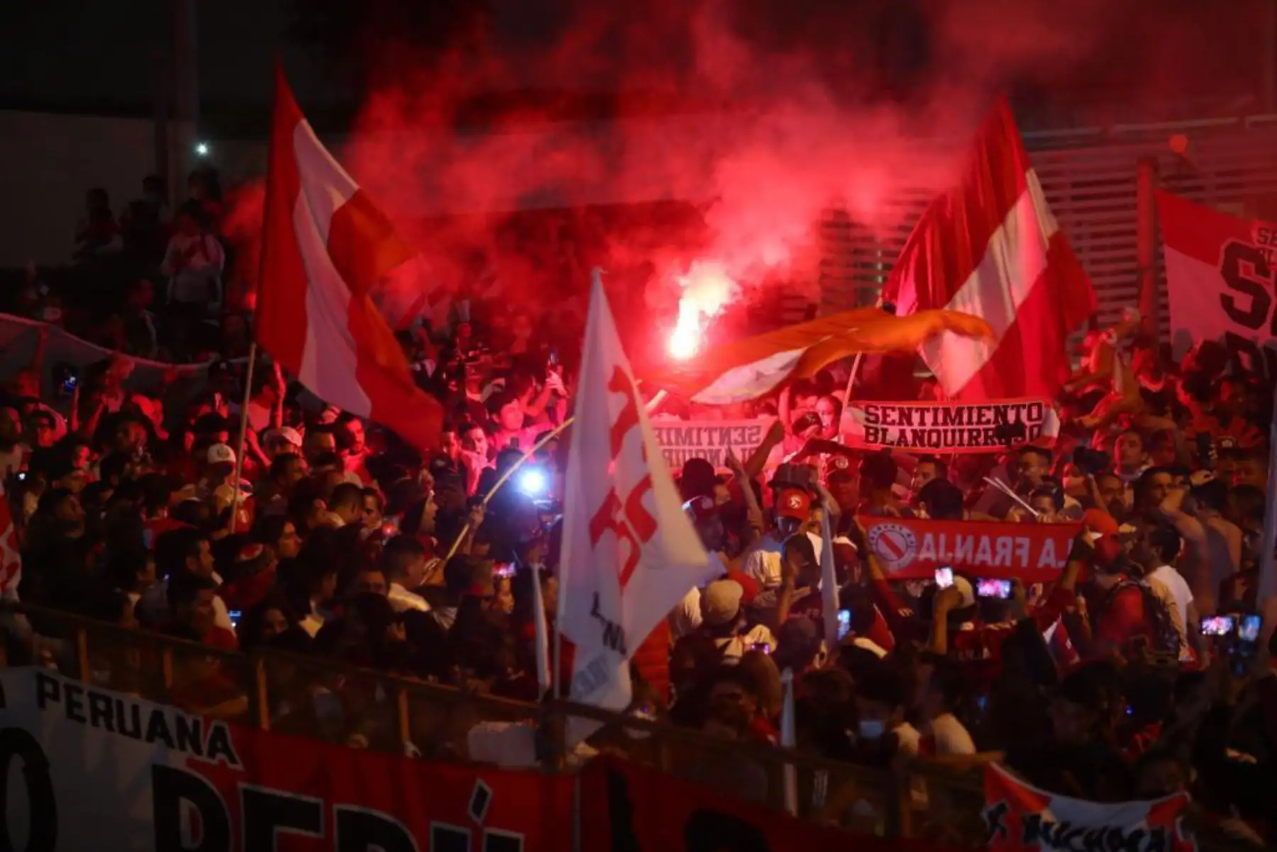 Hinchas peruanos en Montevideo realizan tradicional banderazo en los exteriores del hotel de concentración de la selección peruana. Este jueves Perú enfrentará a Uruguay en el estadio Centenario, por la penúltima fecha de las eliminatorias a Catar 2022. Foto: FPF