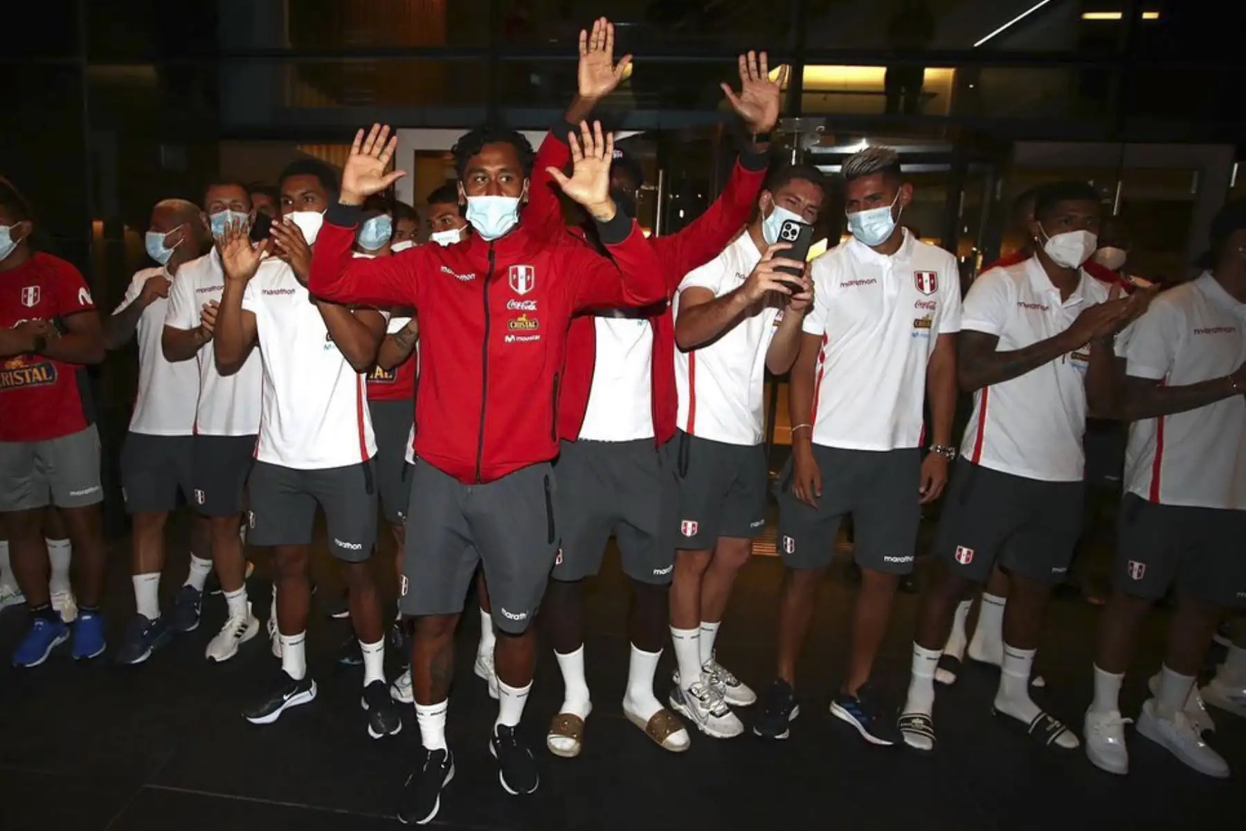 Hinchas peruanos en Montevideo realizan tradicional banderazo en los exteriores del hotel de concentración de la selección peruana. Este jueves Perú enfrentará a Uruguay en el estadio Centenario por la penúltima fecha de las eliminatorias a Catar 2022. Foto: FPF