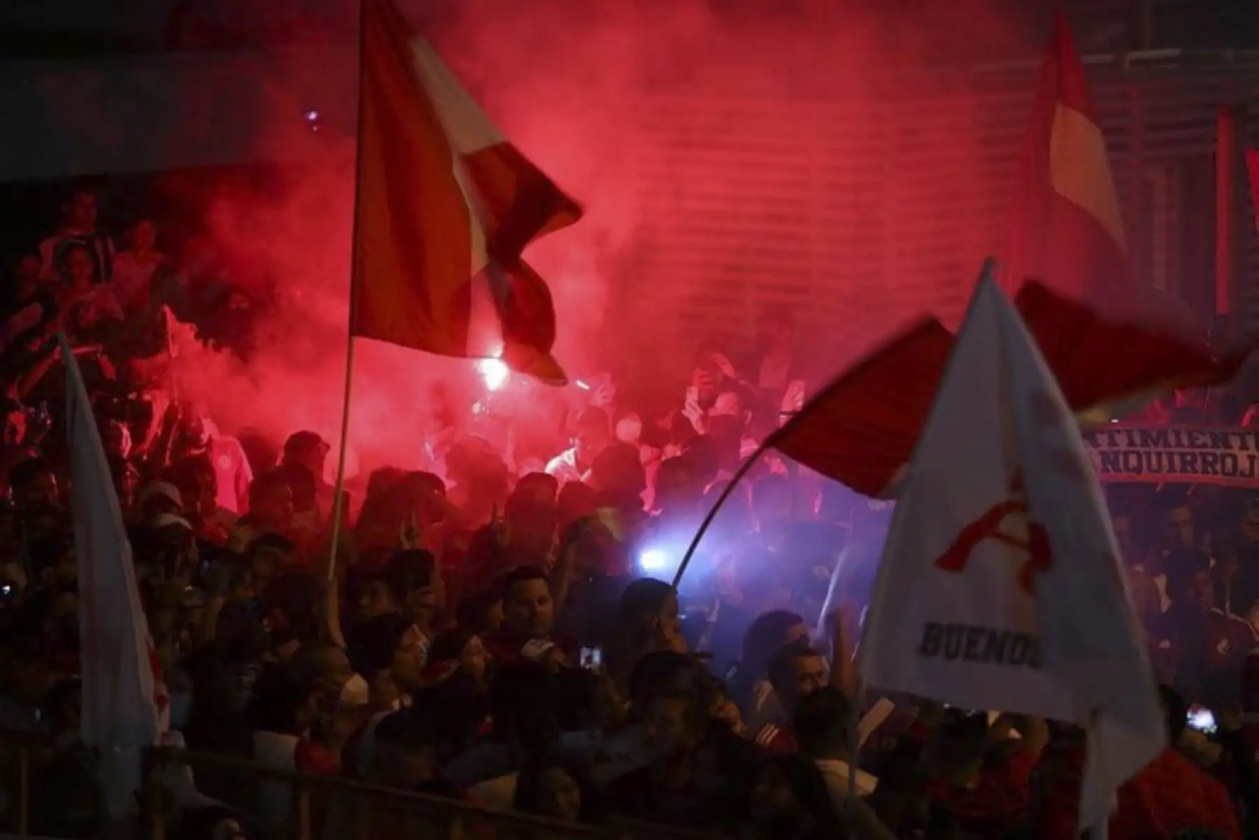 Hinchas peruanos en Montevideo realizan tradicional banderazo en los exteriores del hotel de concentración de la selección peruana. Este jueves Perú enfrentará a Uruguay en el estadio Centenario, por la penúltima fecha de las eliminatorias a Catar 2022. Foto: FPF