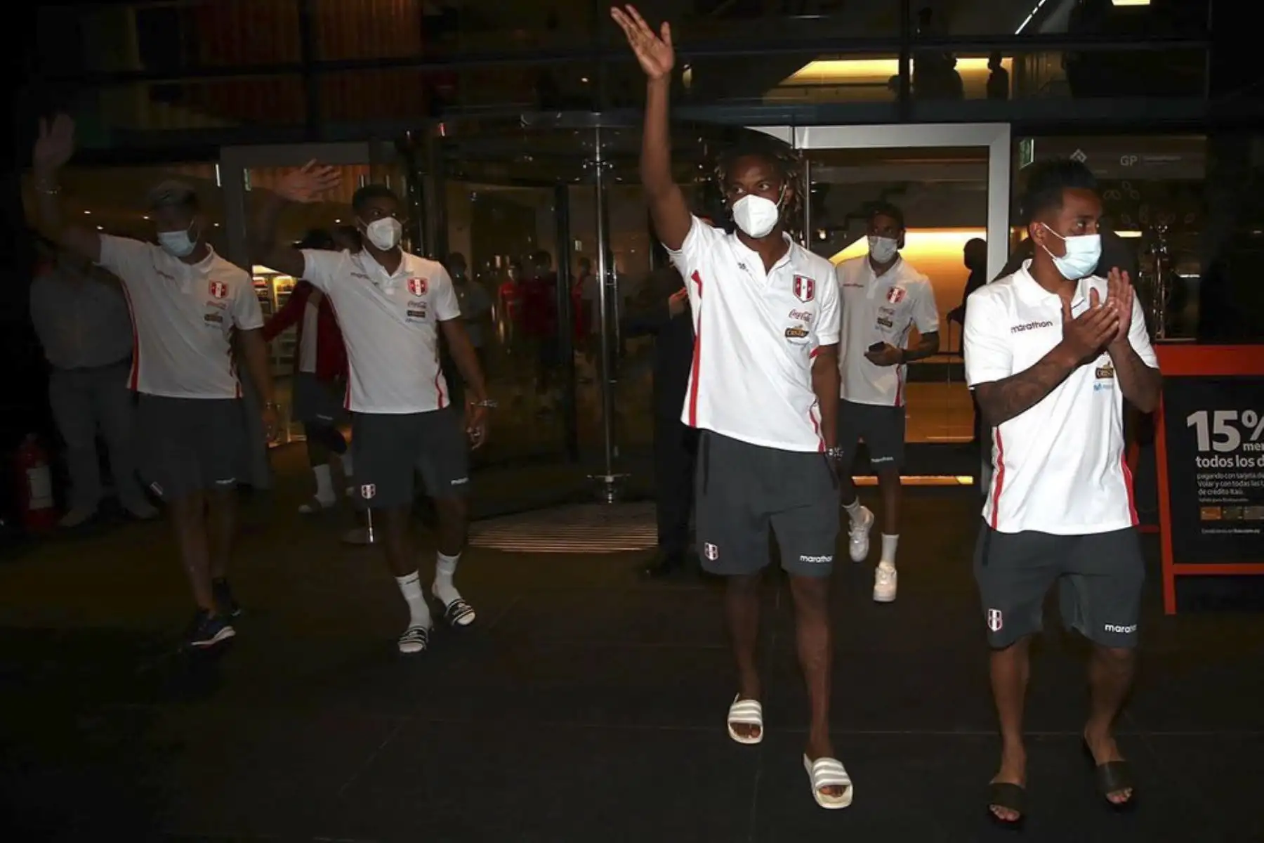 Hinchas peruanos en Montevideo realizan tradicional banderazo en los exteriores del hotel de concentración de la selección peruana. Este jueves Perú enfrentará a Uruguay en el estadio Centenario, por la penúltima fecha de las eliminatorias a Catar 2022. Foto: FPF