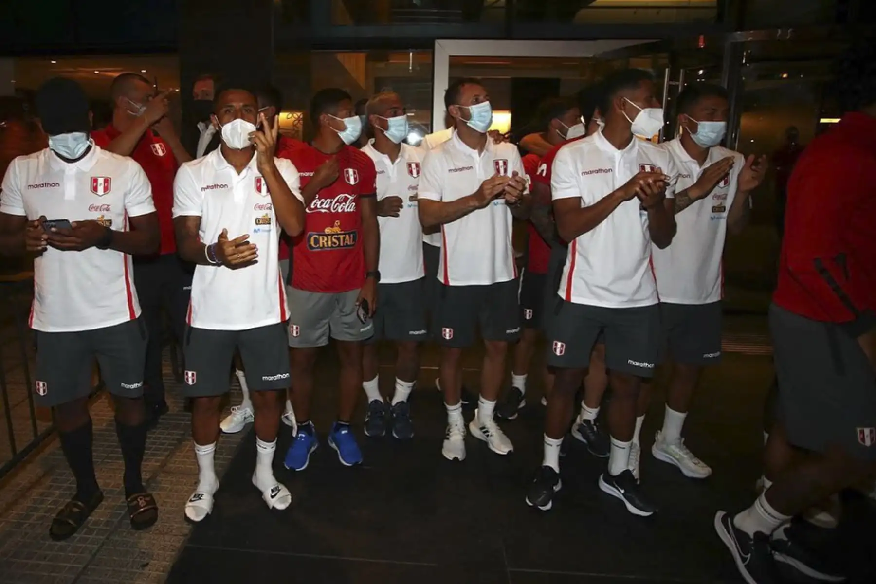 Hinchas peruanos en Montevideo realizan tradicional banderazo en los exteriores del hotel de concentración de la selección peruana. Este jueves Perú enfrentará a Uruguay en el estadio Centenario, por la penúltima fecha de las eliminatorias a Catar 2022. Foto: FPF