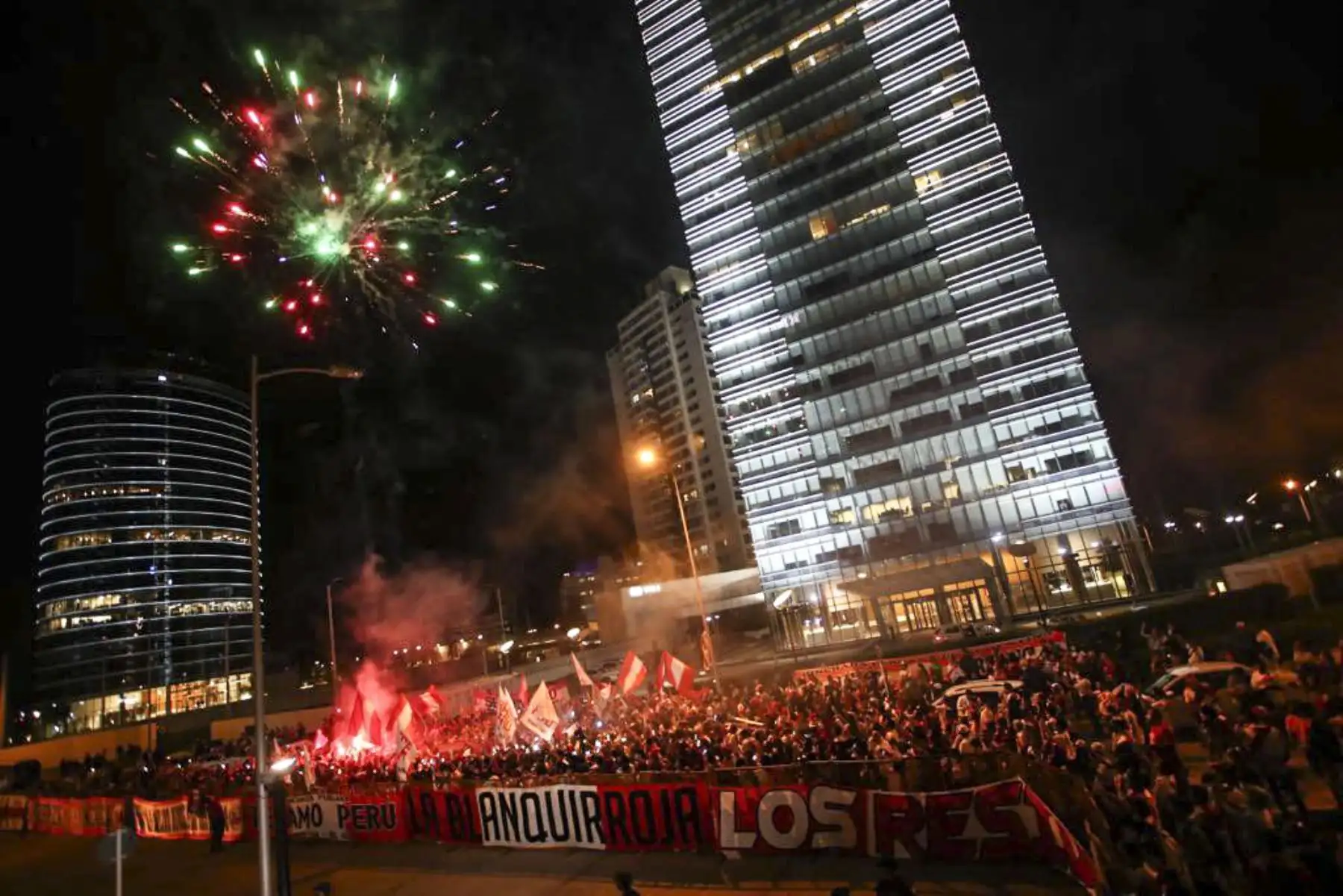 Hinchas peruanos en Montevideo realizan tradicional banderazo en los exteriores del hotel de concentración de la selección peruana. Este jueves Perú enfrentará a Uruguay en el estadio Centenario por la penúltima fecha de las eliminatorias a Catar 2022. Foto: FPF