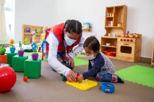 Las niñas y niños usuarios del Servicio de Cuidado Diurno en la región Piura reciben alimentos que garantizan el aporte del 100 % de sus necesidades de hierro al día, mientras son cuidados en los centros infantiles de atención integral, informó María del Carmen Martínez, jefa de la Unidad Técnica de Atención Integral del Programa Nacional Cuna Más, del Ministerio de Desarrollo e Inclusión Social. Foto: ANDINA/difusión.