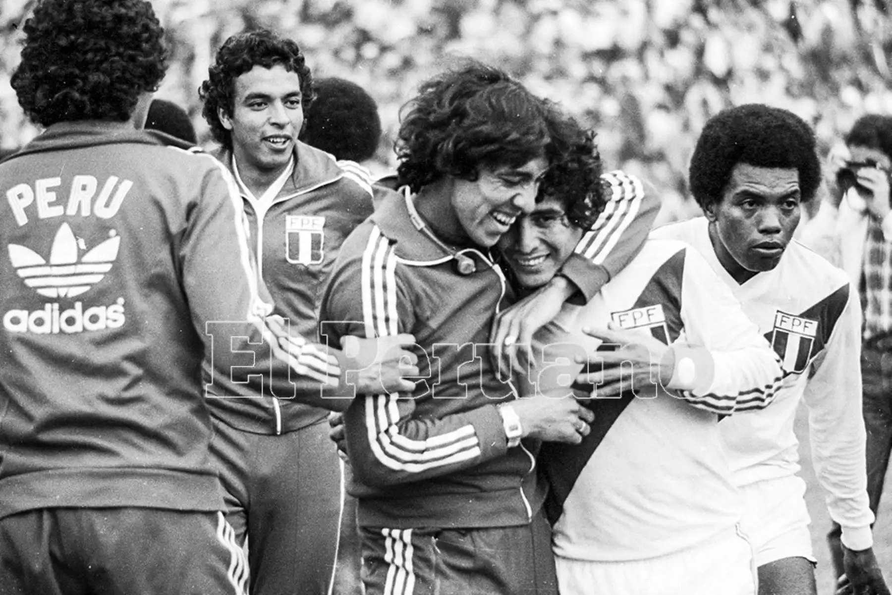 Montevideo, Uruguay - 23 agosto 1981 / Perú alcanzó la punta del Grupo 2 de las eliminatorias sudamericanas al vencer a Uruguay por 2-1 y quedó a sólo un punto de clasificar al mundial de España 82. Los jugadores peruanos Eduardo Malásquez y César Cueto celebran en el mítico estadio Centenario.  Foto: Archivo Histórico de El Peruano / Rómulo Luján