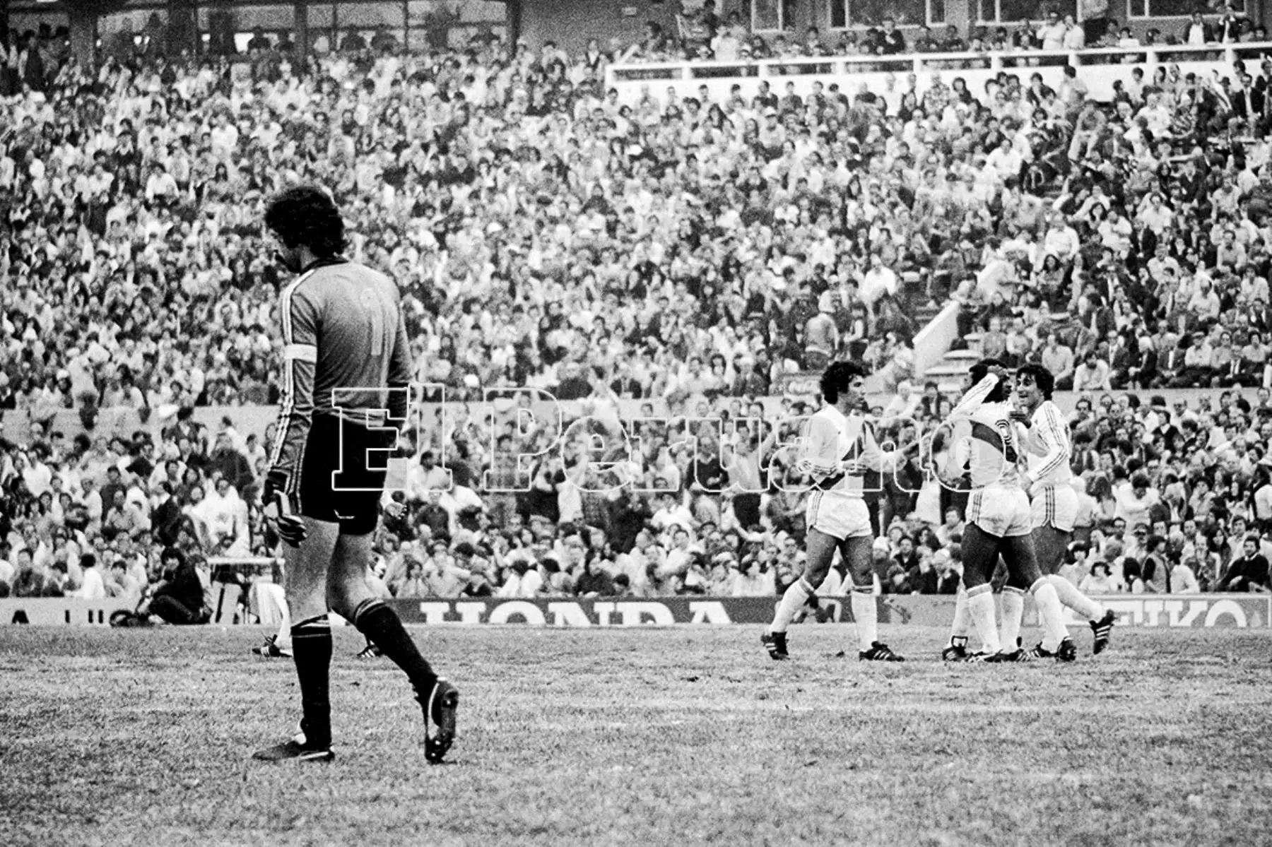 Montevideo, Uruguay - 23 agosto 1981 / César Cueto y Juan Carlos Oblitas celebran con Guillermo La Rosa autor el primer gol peruano. Perú alcanzó la punta del Grupo 2 de las eliminatorias sudamericanas  para el Mundial de España 82 al vencer a Uruguay por 2-1 en el estadio Centenario.  Foto: Archivo Histórico de El Peruano / Rómulo Luján