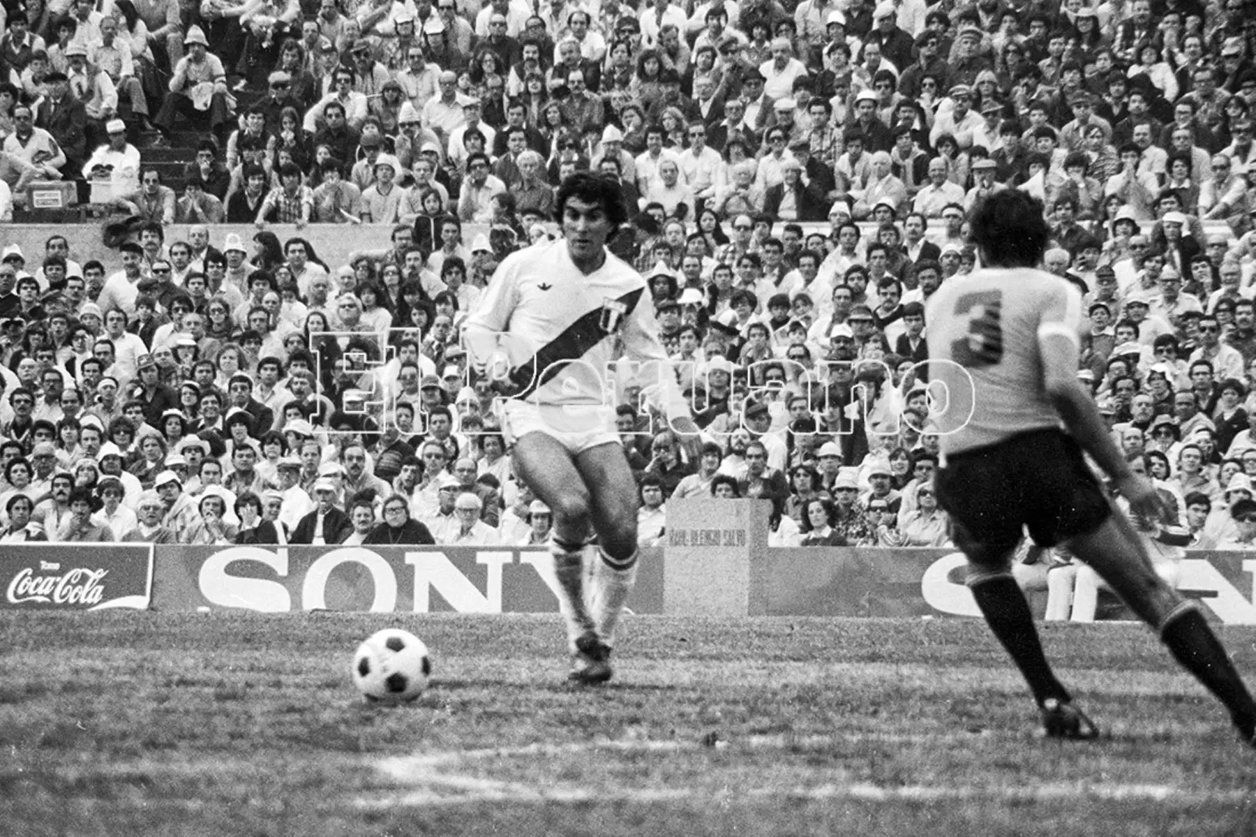 Montevideo, Uruguay - 23 agosto 1981 / El delantero Juan Carlos Oblitas supera la marca de un rival durante el partido que Perú le ganó a Uruguay por 2-1 en el estadio Centenario. Los peruanos alcanzaron la punta del Grupo 2 de las eliminatorias sudamericanas y quedaron a un punto de clasificar al Mundial de España 82.   Foto: Archivo Histórico de El Peruano / Rómulo Luján