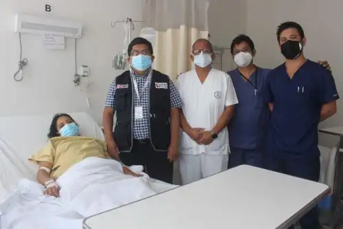 Paciente y equipo médico que logró proeza en Vitarte.