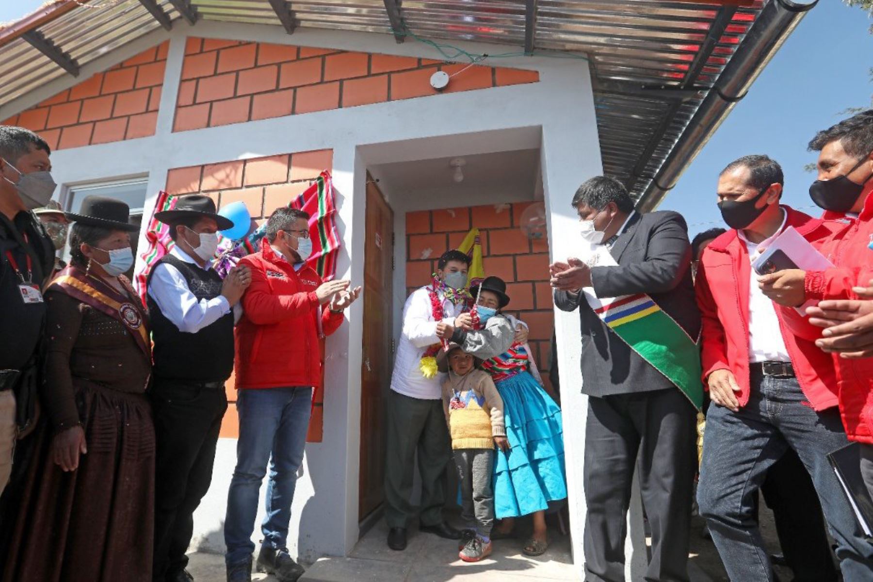 Presidente Pedro Castillo, durante la entrega de viviendas bioclimáticas "Sumaq Wasi" en el centro poblado Isla Chilata, región Puno. Foto: ANDINA/ Prensa Presidencia