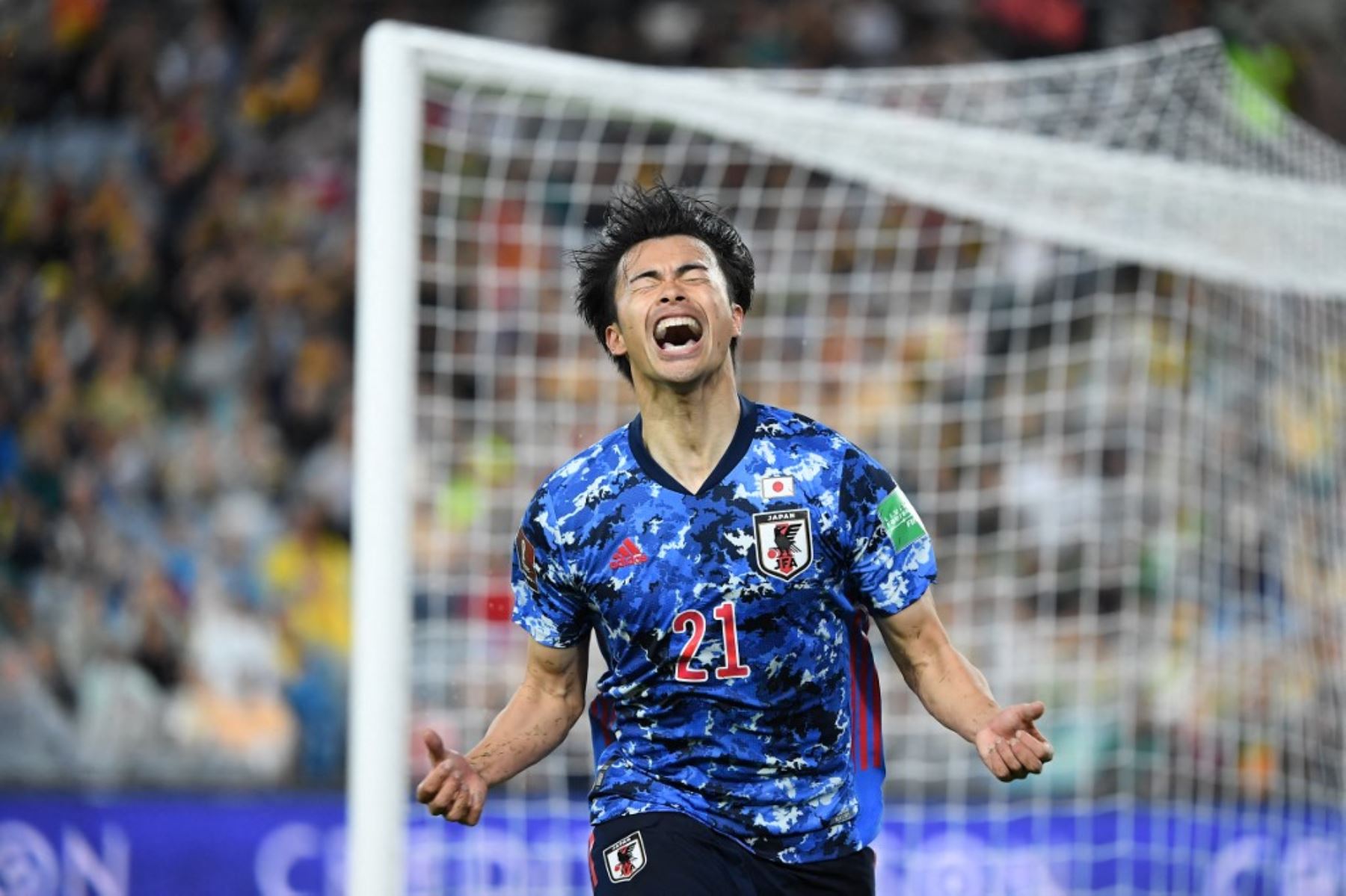 Kaoru Mitoma  celebra su gol que le dio el triunfo a Japón y la clasificación al Mundial Catar 2022