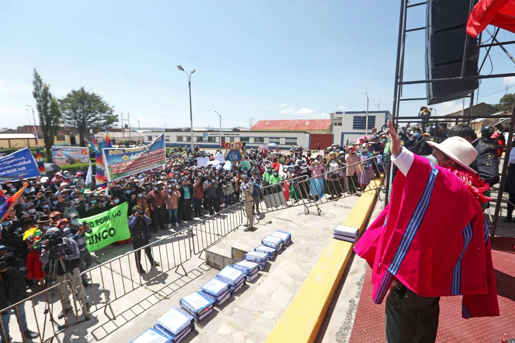 Jefe de Estado, Pedro Castillo, sostiene encuentro con la población de Platería en la plaza de Armas de este distrito de la provincia de Puno. Foto: ANDINA/ Prensa Presidencia