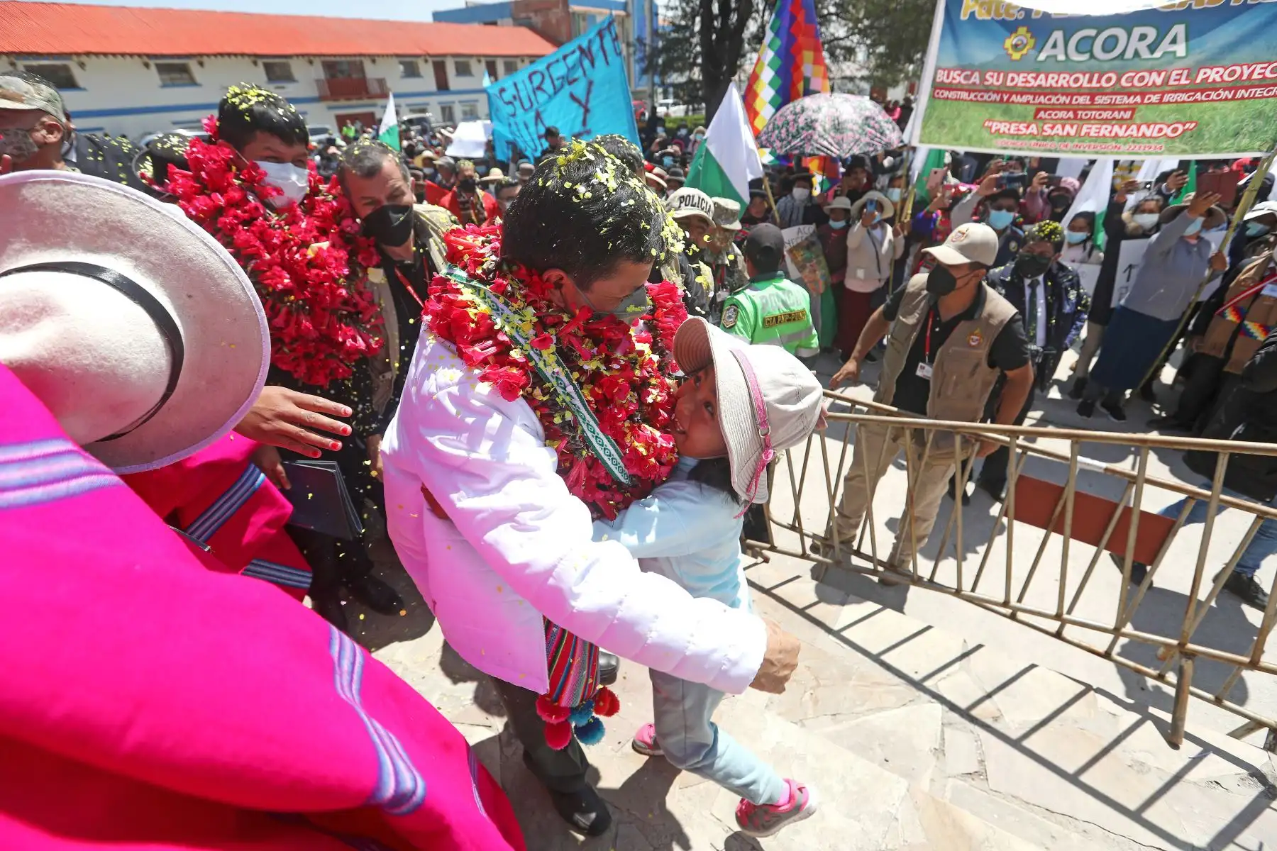 Jefe de Estado, Pedro Castillo, sostiene encuentro con la población de Platería en la plaza de Armas de este distrito de la provincia de Puno. Foto: ANDINA/ Prensa Presidencia