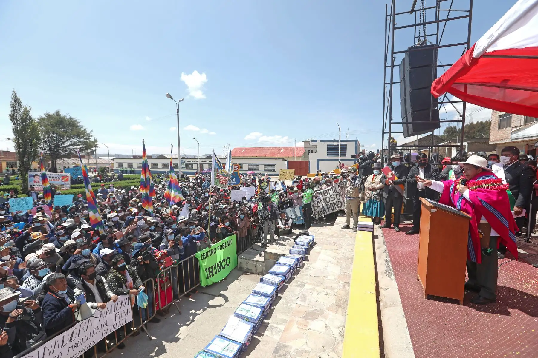 Jefe de Estado, Pedro Castillo, sostiene encuentro con la población de Platería en la plaza de Armas de este distrito de la provincia de Puno. Foto: ANDINA/ Prensa Presidencia