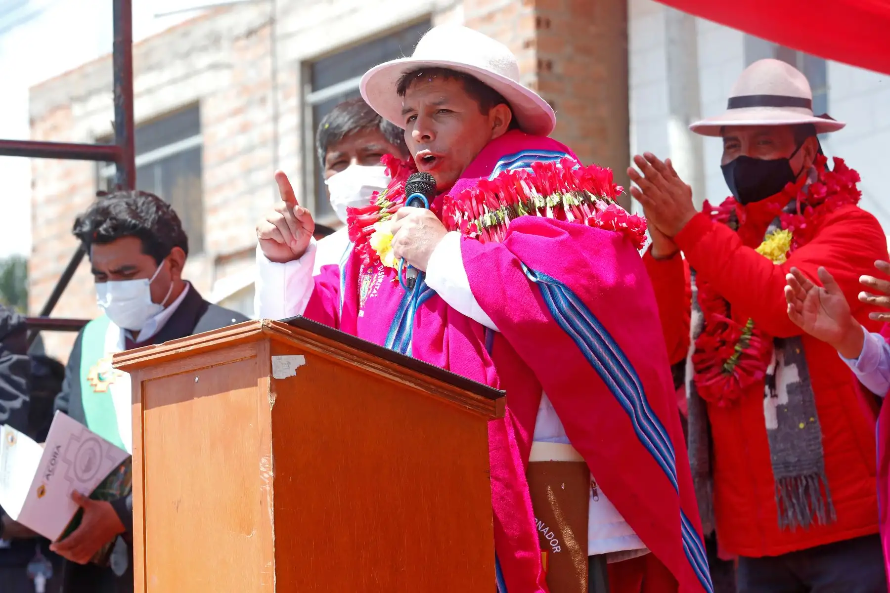 Jefe de Estado, Pedro Castillo, sostiene encuentro con la población de Platería en la plaza de Armas de este distrito de la provincia de Puno. Foto: ANDINA/ Prensa Presidencia