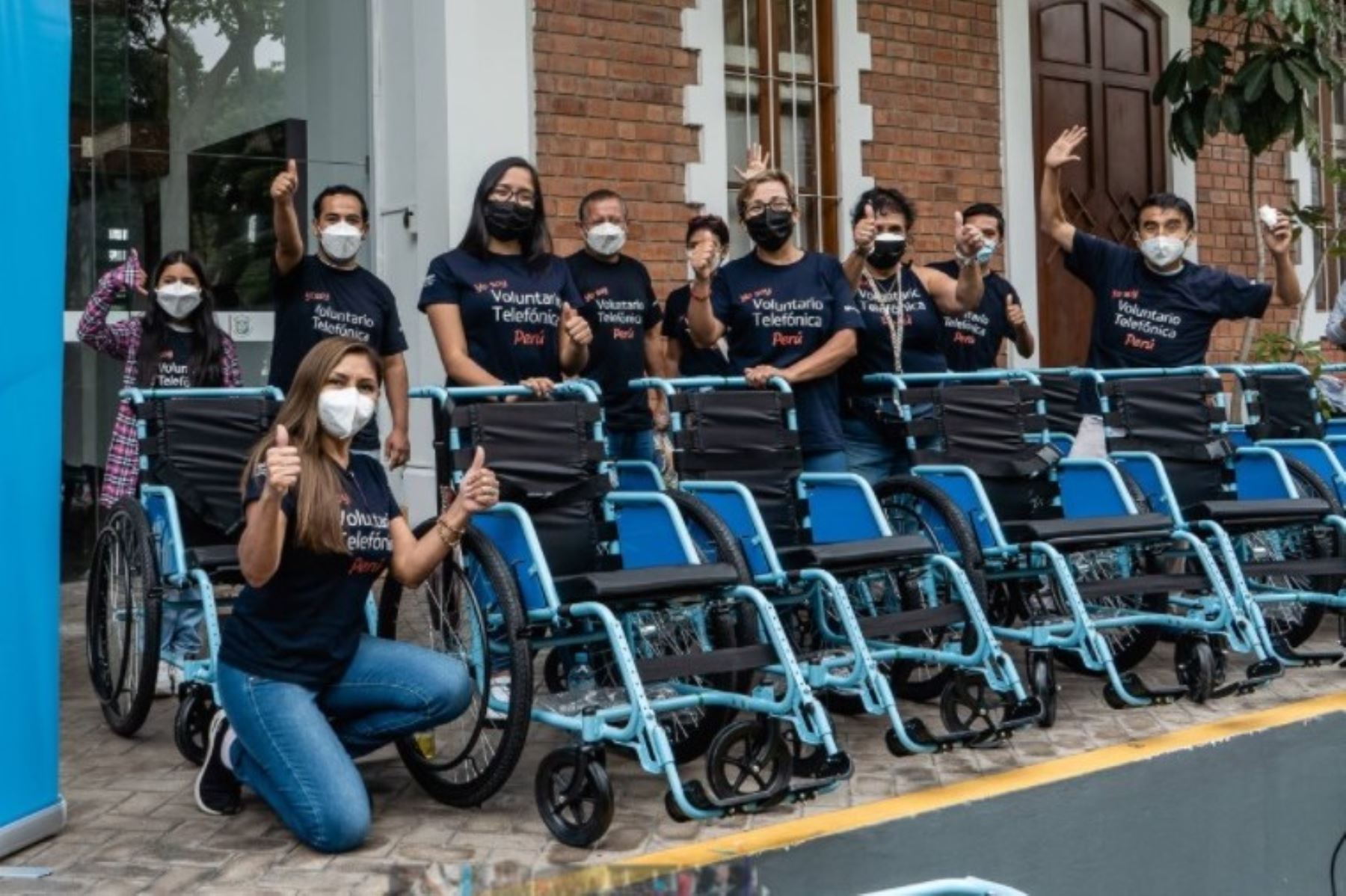 Las sillas que entregan los voluntarios ayudan a la integración de decenas de personas con discapacidad.