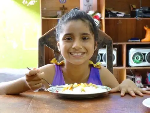 Harina de plátano y arroz fortificado, son los productos estrella de la alimentación escolar del programa Qali Warma que aportan al desarrollo físico y mental de los estudiantes. ANDINA/Difusión