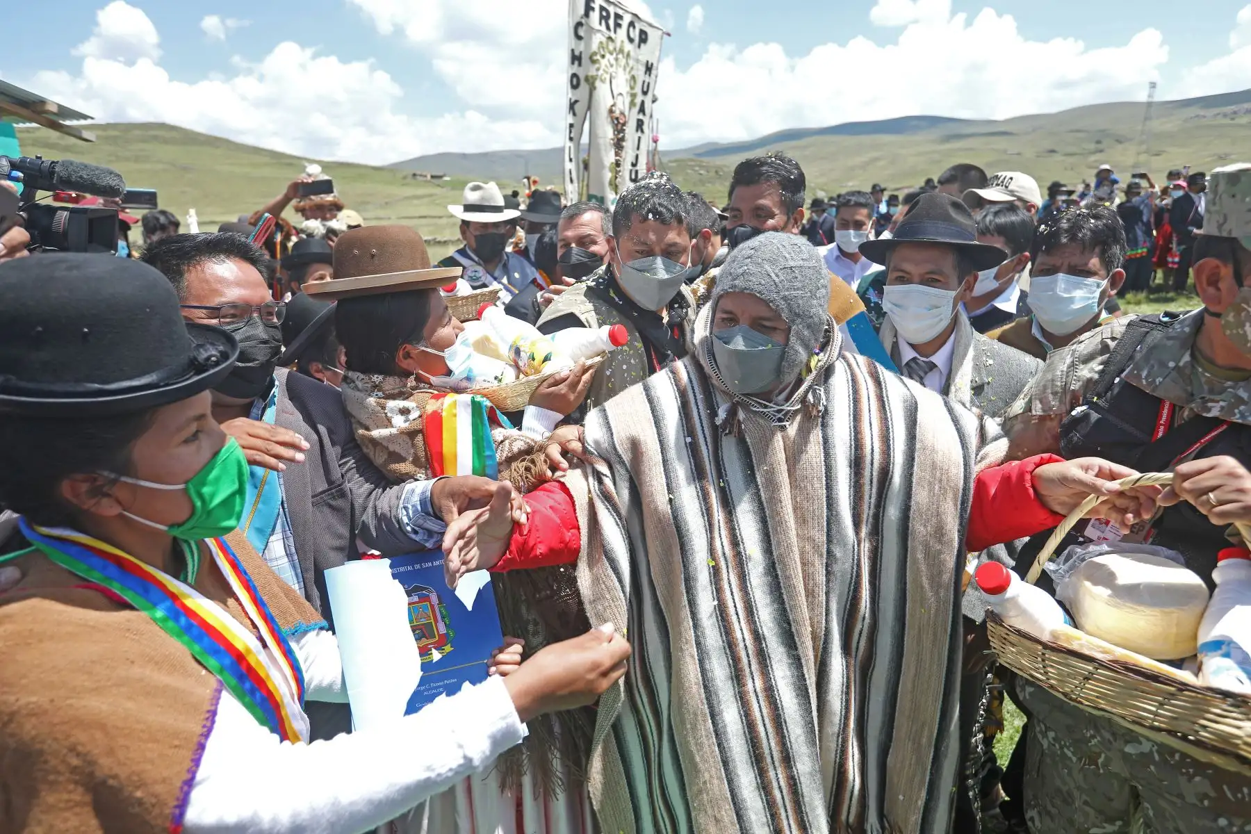 Mandatario Pedro Castillo participa en la entrega de 45 cobertizos para ganado en el distrito de Pichacani, provincia de Puno. Foto: ANDINA/Prensa Presidencia