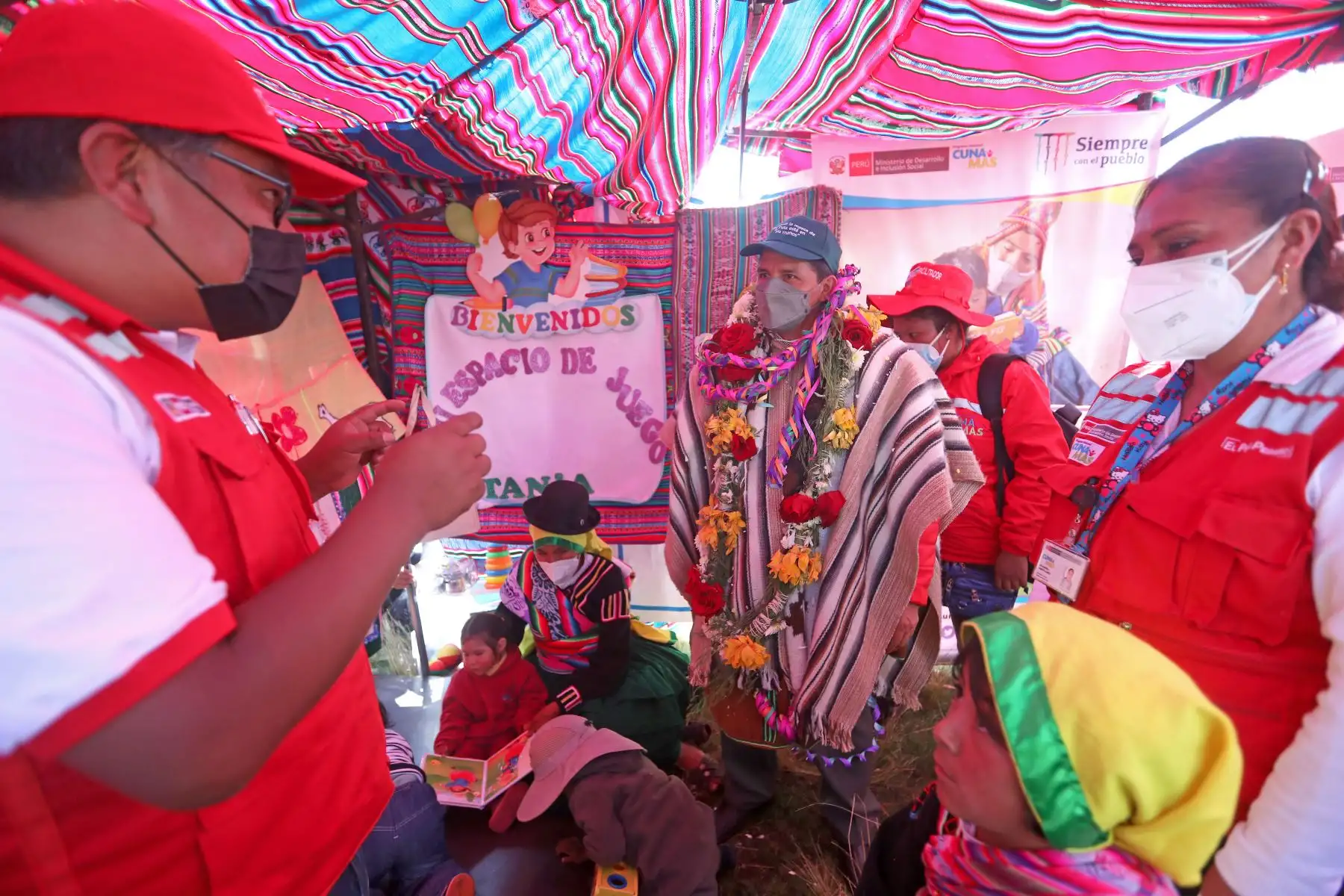 Mandatario Pedro Castillo participa en la entrega de 45 cobertizos para ganado en el distrito de Pichacani, provincia de Puno. Foto: ANDINA/Prensa Presidencia