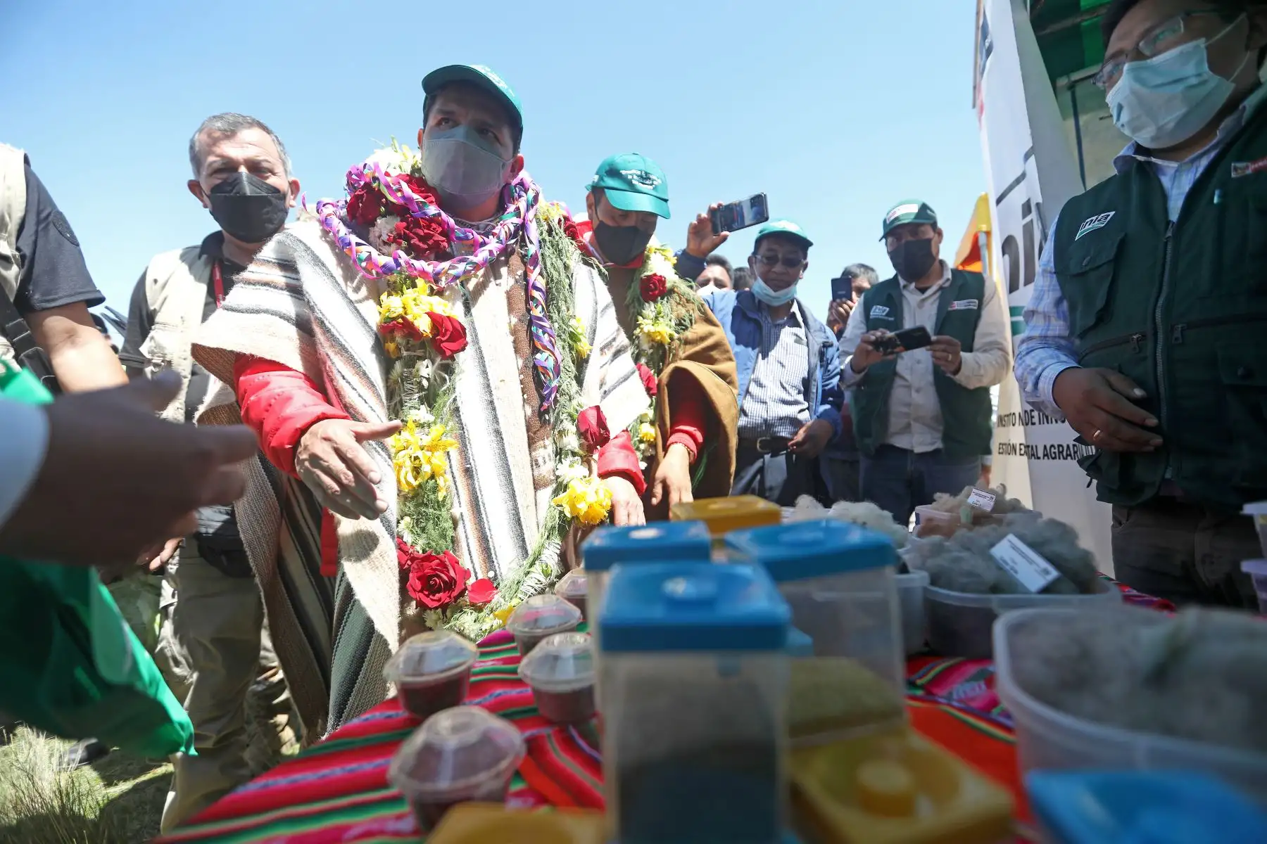 Mandatario Pedro Castillo participa en la entrega de 45 cobertizos para ganado en el distrito de Pichacani, provincia de Puno. Foto: ANDINA/Prensa Presidencia