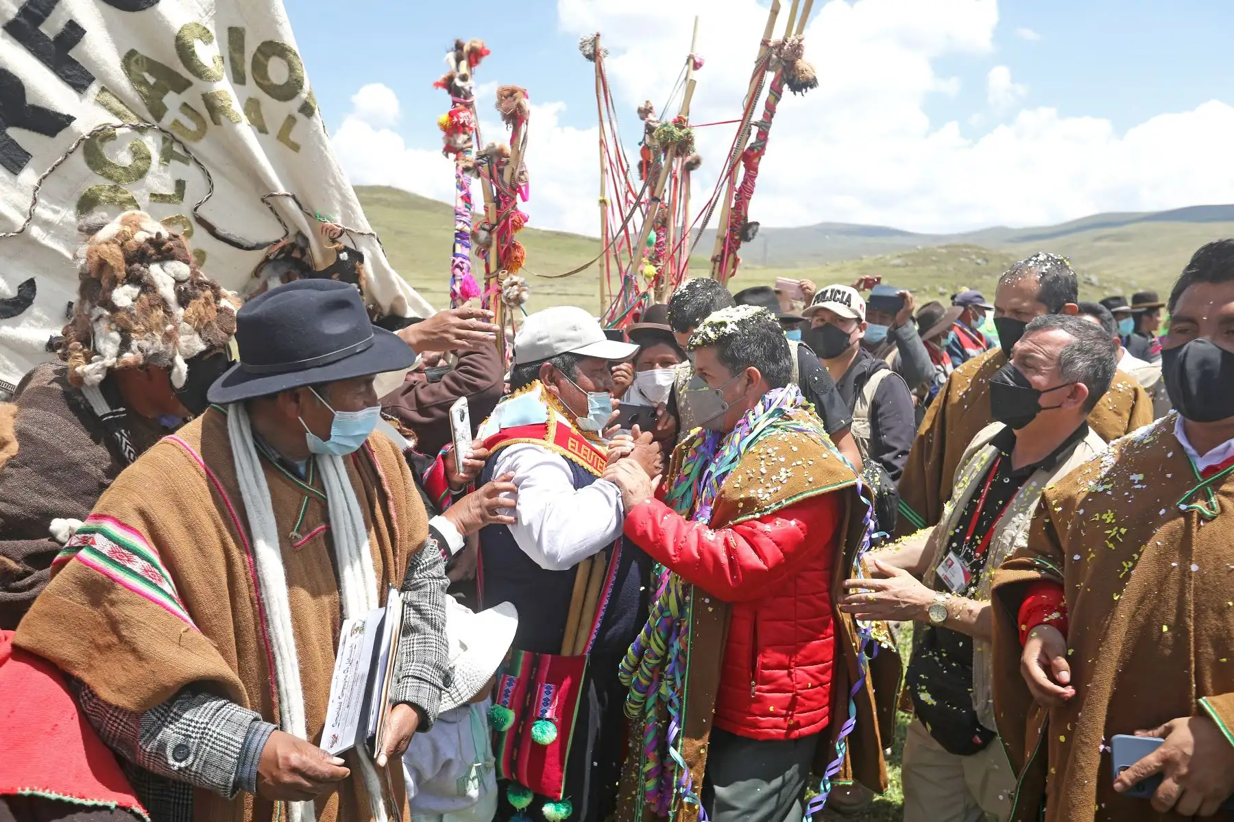 Mandatario Pedro Castillo participa en la entrega de 45 cobertizos para ganado en el distrito de Pichacani, provincia de Puno. Foto: ANDINA/Prensa Presidencia