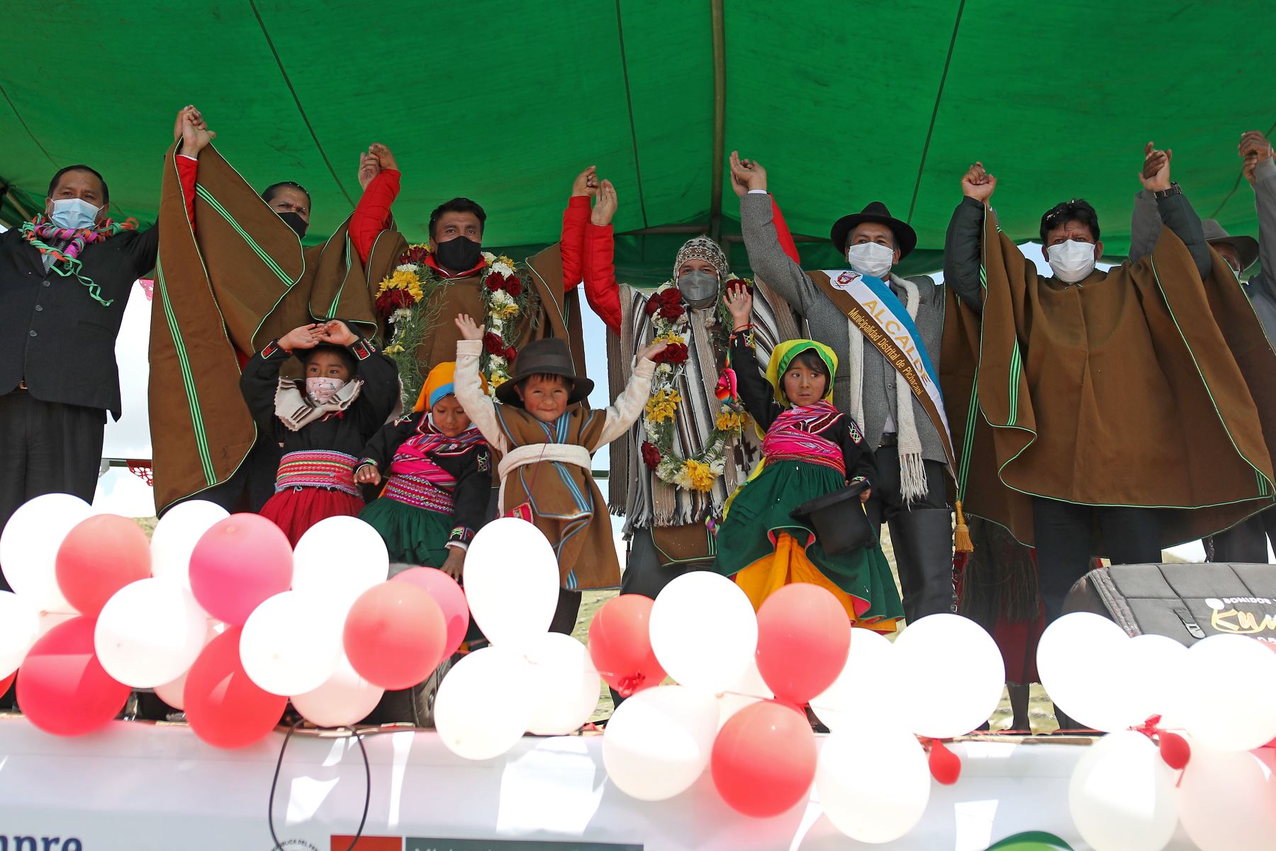 Presidente Pedro Castillo sostiene encuentro con la población de Pichacani en la plaza de Armas de este distrito de la provincia de Puno. Foto: ANDINA/Prensa Presidencia
