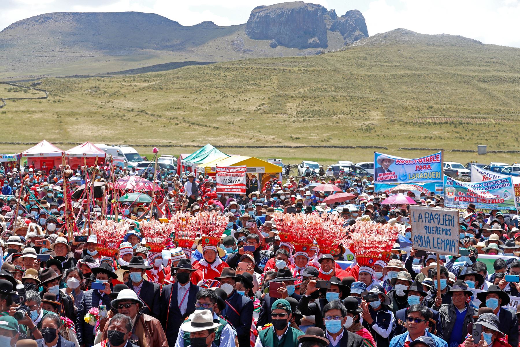 Presidente Pedro Castillo sostiene encuentro con la población de Pichacani en la plaza de Armas de este distrito de la provincia de Puno. Foto: ANDINA/Prensa Presidencia