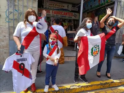 Arequipa ya vive el ambiente festivo por el trascendental partido Perú-Uruguay por la clasificación al Mundial de Catar 2022 y se incrementa en un 40 % la venta de camisetas de la selección peruana. ANDINA/Difusión