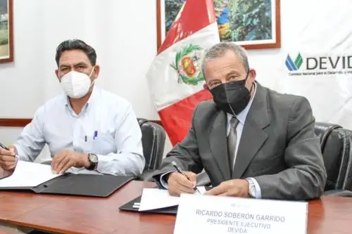 El presidente de Devida, Ricardo Soberón, suscribió un convenio de cooperación interinstitucional con el alcalde distrital de Campanilla, Feliciano Collantes. Foto: ANDINA/Difusión