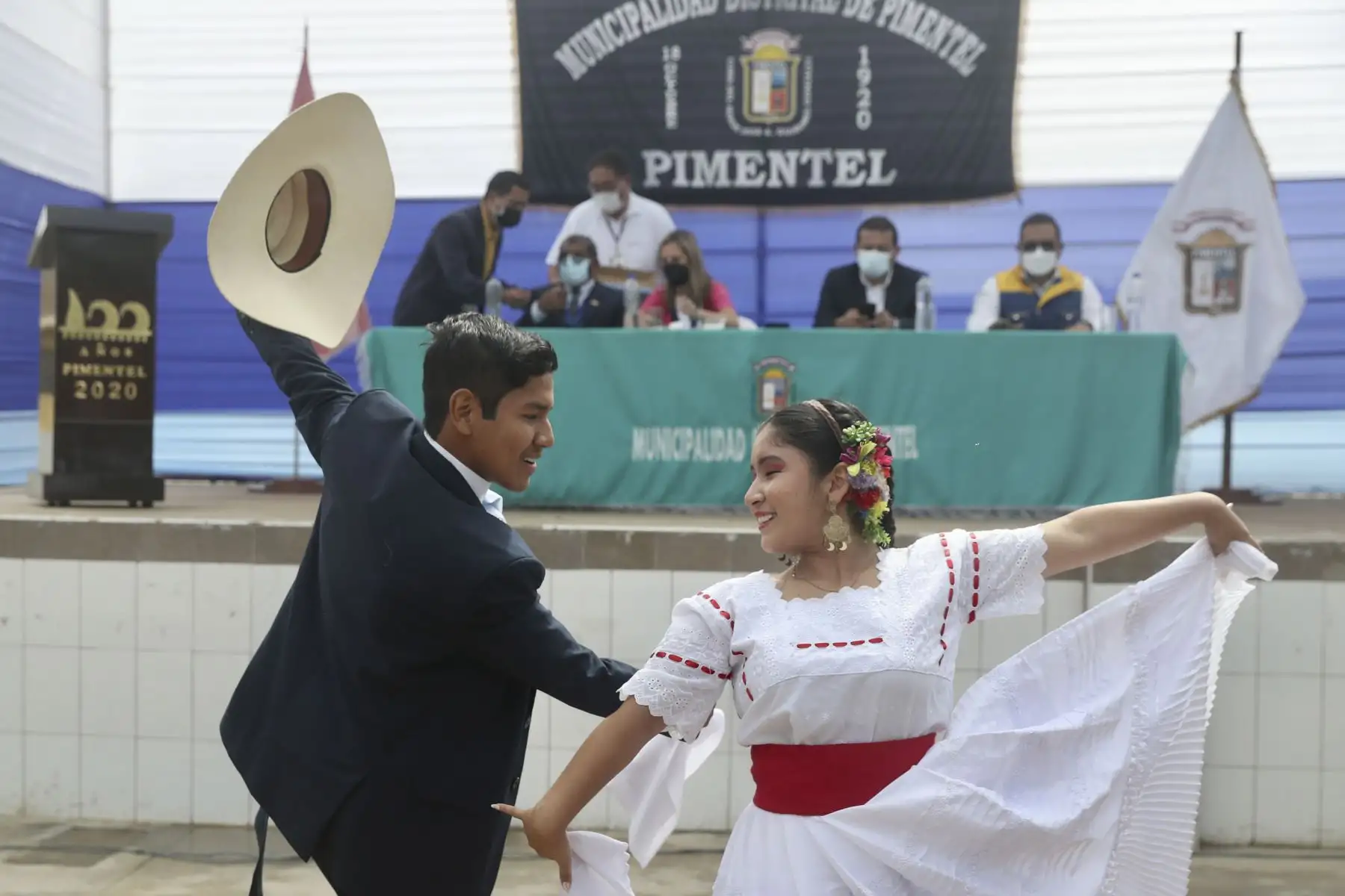 La presidenta del Congreso, María del Carmen Alva Prieto, presentó esta mañana la autógrafa de ley que aprueba créditos suplementarios para el financiamiento de mayores gastos de las entidades del Gobierno Nacional, los Gobiernos Regionales y los Gobiernos Locales, y dicta otras medidas, en un acto realizado en la Institución Educativa 10014 San Martín de Porres, distrito de Pimentel en Chiclayo. Foto: Congreso