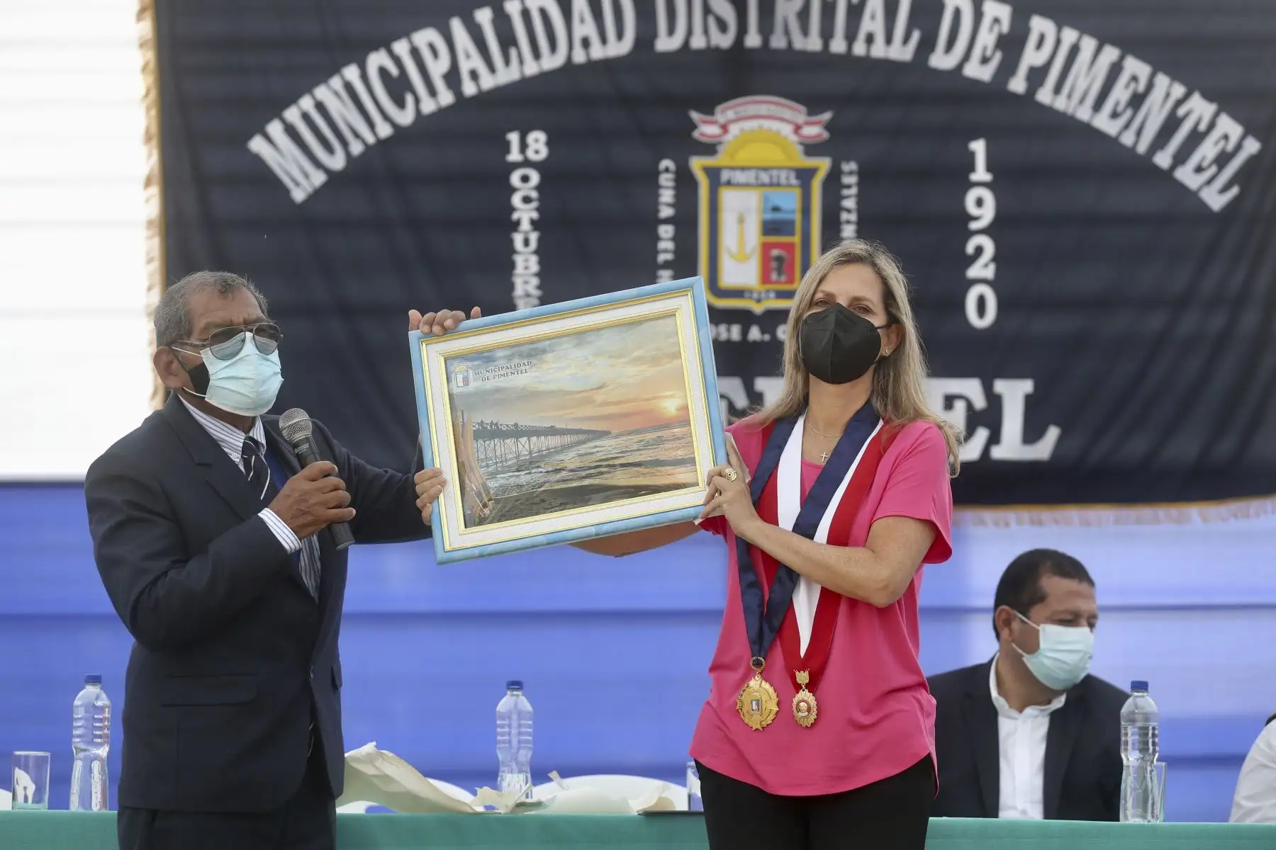 La presidenta del Congreso, María del Carmen Alva Prieto, presentó esta mañana la autógrafa de ley que aprueba créditos suplementarios para el financiamiento de mayores gastos de las entidades del Gobierno Nacional, los Gobiernos Regionales y los Gobiernos Locales, y dicta otras medidas, en un acto realizado en la Institución Educativa 10014 San Martín de Porres, distrito de Pimentel en Chiclayo. Foto: Congreso