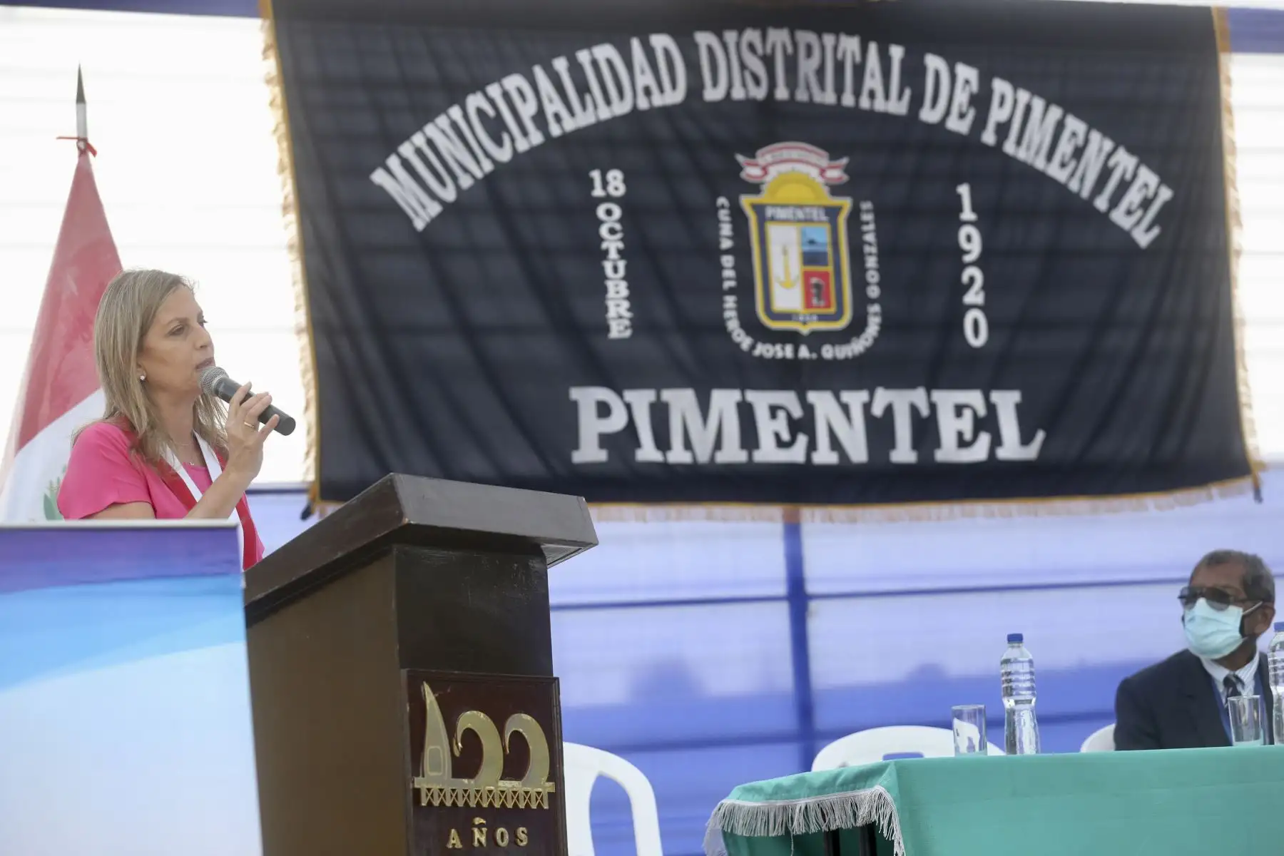 La presidenta del Congreso, María del Carmen Alva Prieto, presentó esta mañana la autógrafa de ley que aprueba créditos suplementarios para el financiamiento de mayores gastos de las entidades del Gobierno Nacional, los Gobiernos Regionales y los Gobiernos Locales, y dicta otras medidas, en un acto realizado en la Institución Educativa 10014 San Martín de Porres, distrito de Pimentel en Chiclayo. Foto: Congreso