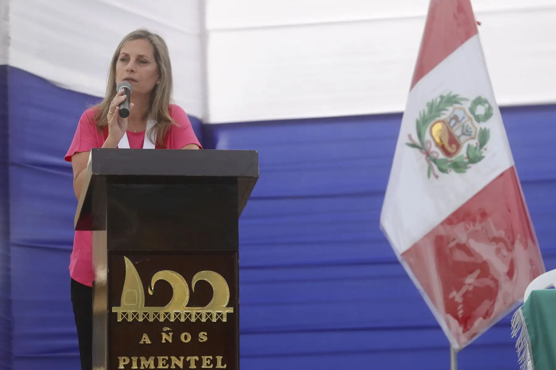 La presidenta del Congreso, María del Carmen Alva Prieto, presentó esta mañana la autógrafa de ley que aprueba créditos suplementarios para el financiamiento de mayores gastos de las entidades del Gobierno Nacional, los Gobiernos Regionales y los Gobiernos Locales, y dicta otras medidas, en un acto realizado en la Institución Educativa 10014 San Martín de Porres, distrito de Pimentel en Chiclayo. Foto: Congreso