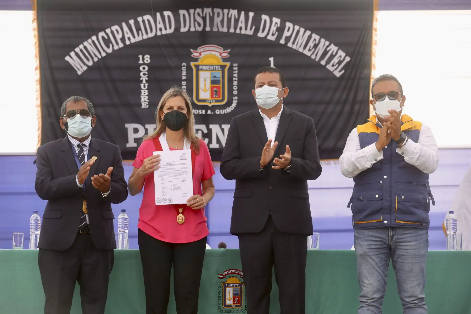 La presidenta del Congreso, María del Carmen Alva Prieto, presentó esta mañana la autógrafa de ley que aprueba créditos suplementarios para el financiamiento de mayores gastos de las entidades del Gobierno Nacional, los Gobiernos Regionales y los Gobiernos Locales, y dicta otras medidas, en un acto realizado en la Institución Educativa 10014 San Martín de Porres, distrito de Pimentel en Chiclayo. Foto: Congreso