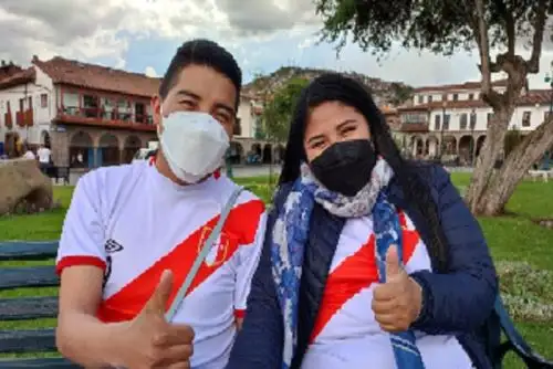Muchos cusqueños y turistas verán el partido Perú-Uruguay en los restaurantes y restobares de la plaza mayor de la Ciudad Imperial.