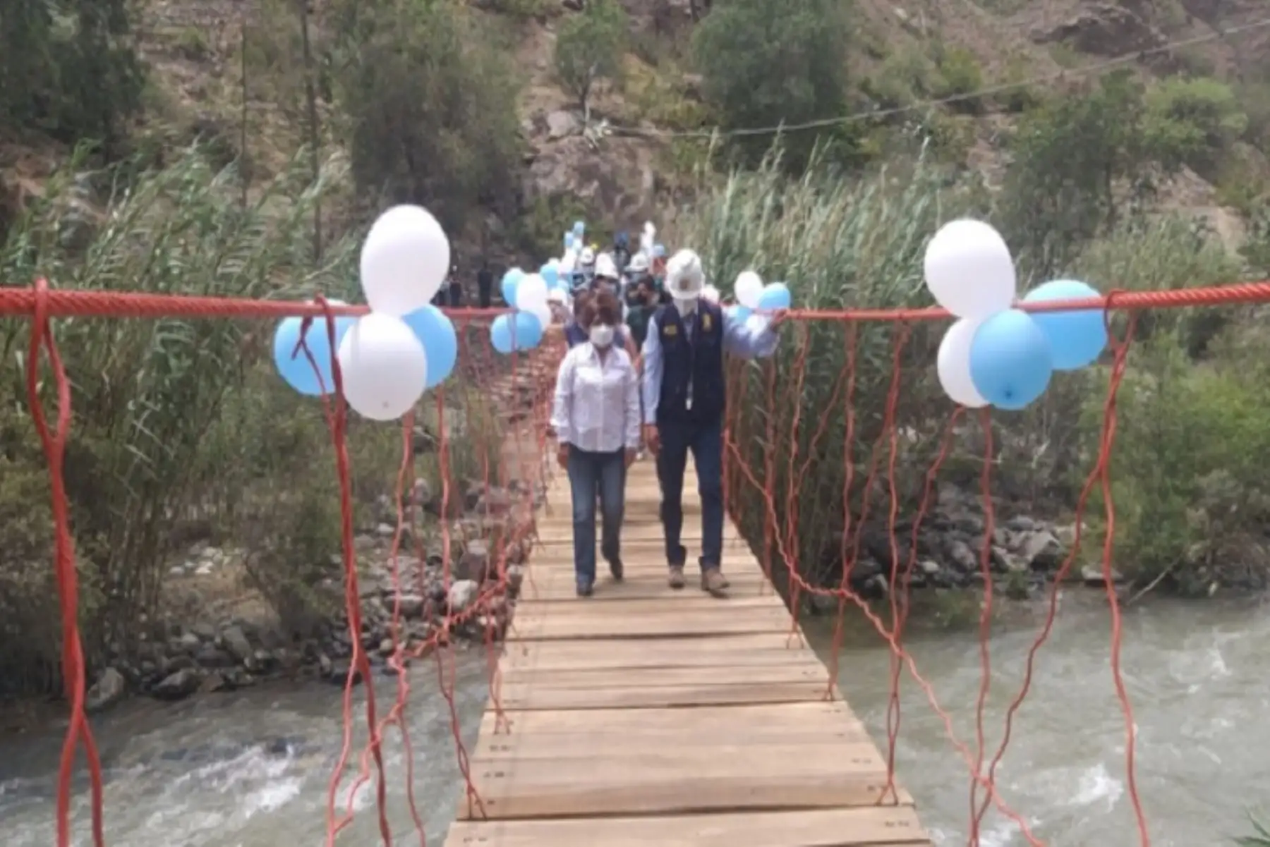 El puente colgante que ha sido refaccionado con madera aserrada de la especie capirona conduce a un mirador en las alturas del anexo de Carachacra, en la provincia de Huarochirí, región Lima.