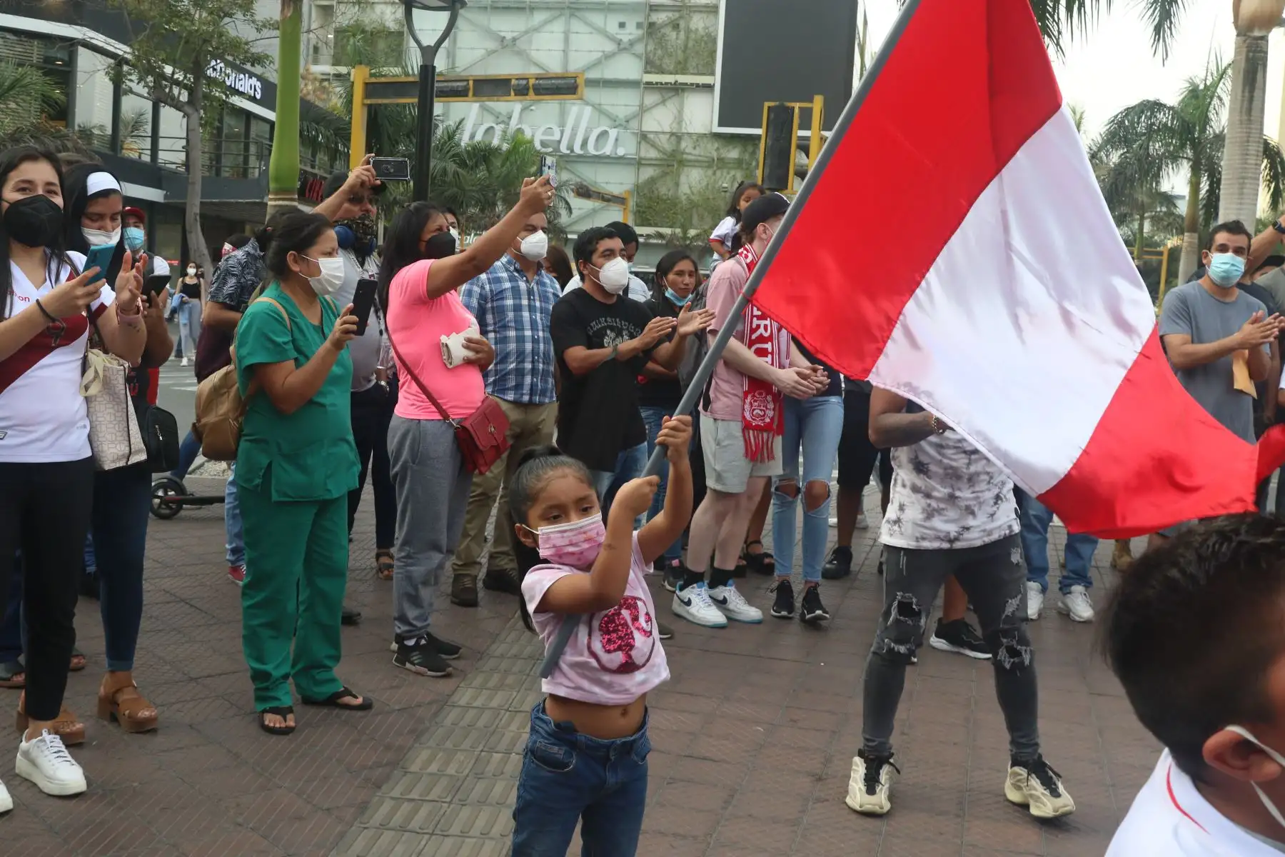 Hinchas peruanos se reúnen en el parque Kennedy de Miraflores, para alentar a la selección peruana previo a su encuentro con Uruguay en Montevideo. Foto: ANDINA/Eddy Ramos