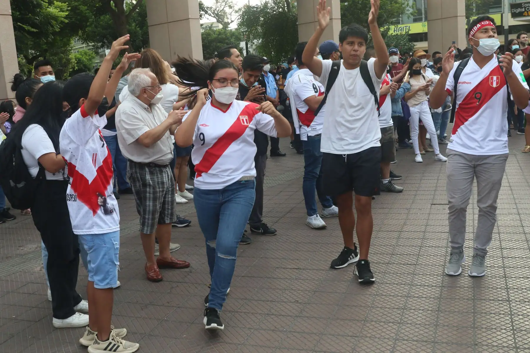 Hinchas peruanos se reúnen en el parque Kennedy de Miraflores, para alentar a la selección peruana previo a su encuentro con Uruguay en Montevideo. Foto: ANDINA/Eddy Ramos