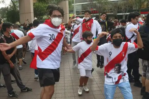 “Cuando uno quiere a su sangre, cuando uno quiere a los suyos, no hay horas ni calor”, dijo otra fanática aduciendo la hora en la que pudo arribar la selección al hotel, pasada la 1 de la mañana. ANDINA/Eddy Ramos