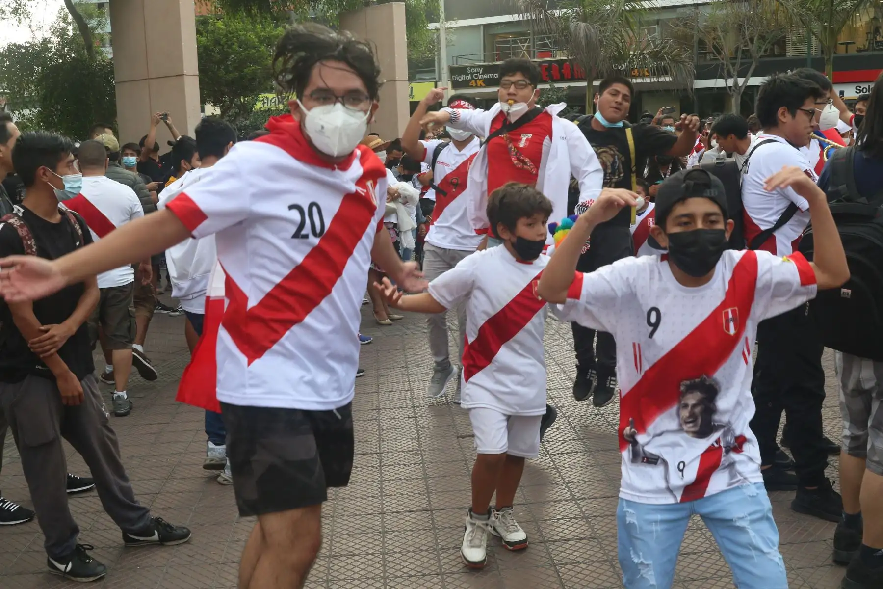 Hinchas peruanos se reúnen en el parque Kennedy de Miraflores, para alentar a la selección peruana previo a su encuentro con Uruguay en Montevideo. Foto: ANDINA/Eddy Ramos