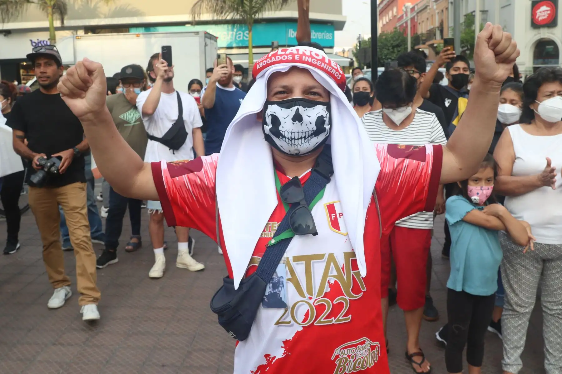 Hinchas peruanos se reúnen en el parque Kennedy de Miraflores, para alentar a la selección peruana previo a su encuentro con Uruguay en Montevideo. Foto: ANDINA/Eddy Ramos