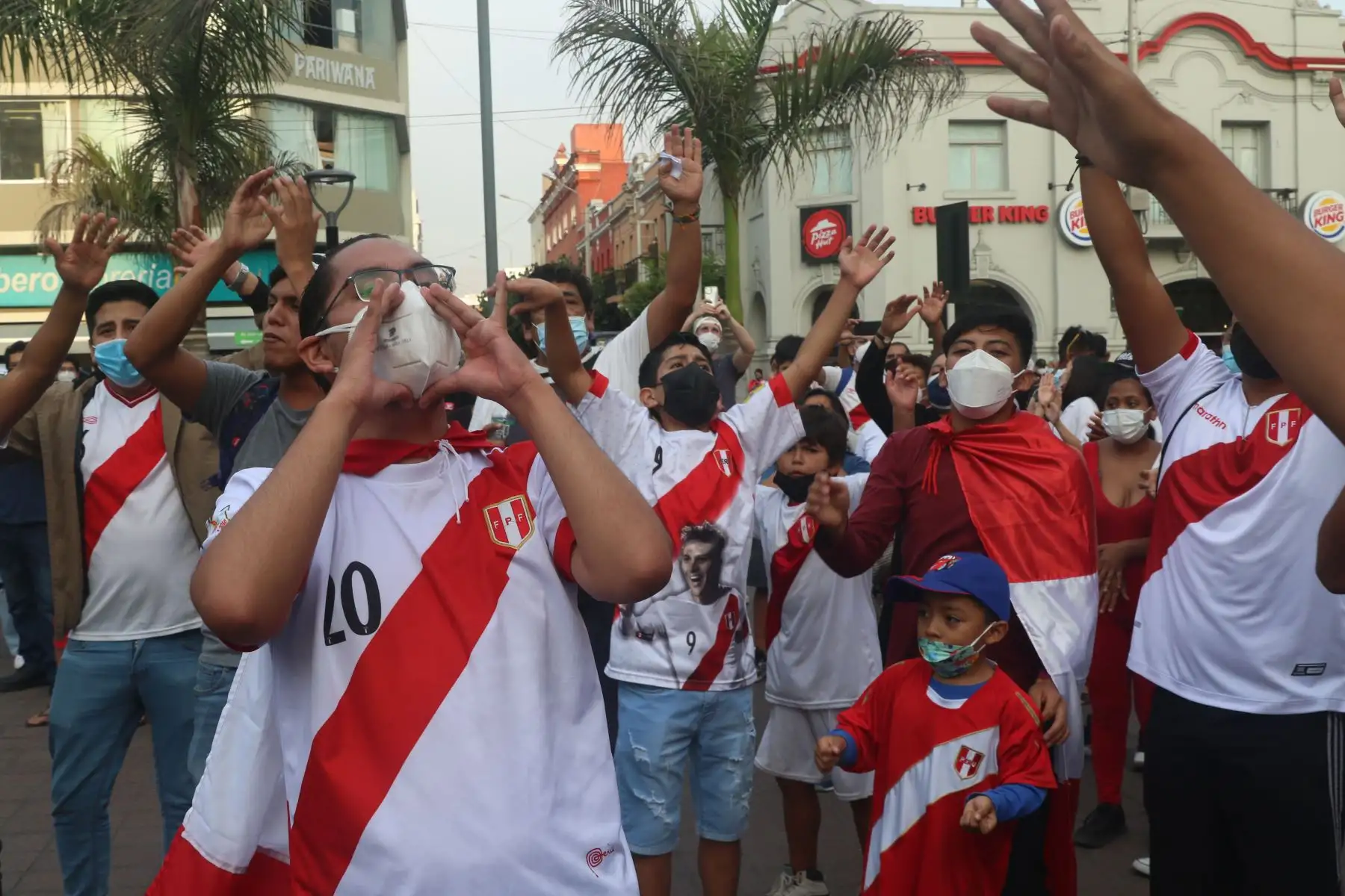 Hinchas peruanos se reúnen en el parque Kennedy de Miraflores, para alentar a la selección peruana previo a su encuentro con Uruguay en Montevideo. Foto: ANDINA/Eddy Ramos