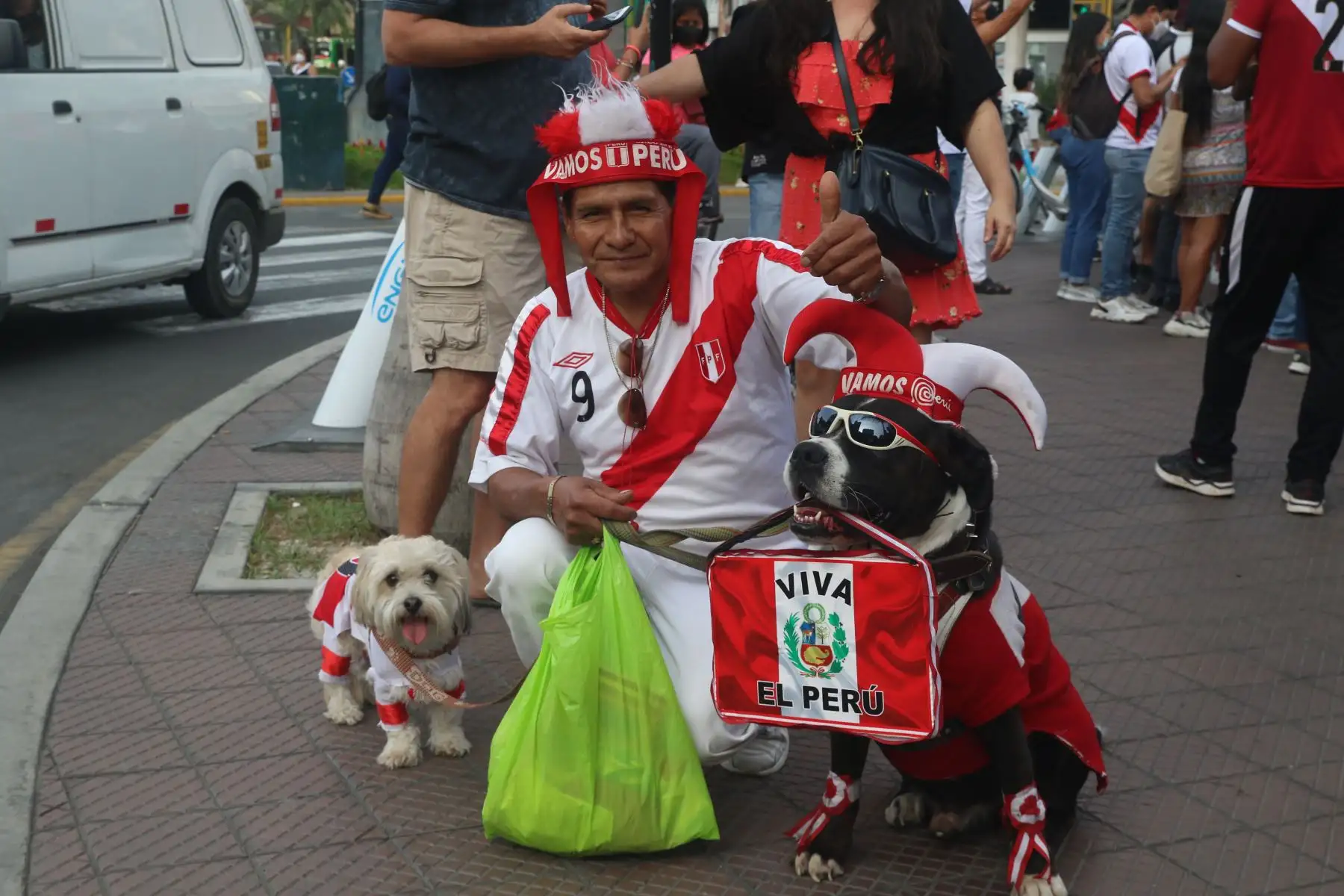 Hinchas peruanos se reúnen en el parque Kennedy de Miraflores, para alentar a la selección peruana previo a su encuentro con Uruguay en Montevideo. Foto: ANDINA/Eddy Ramos